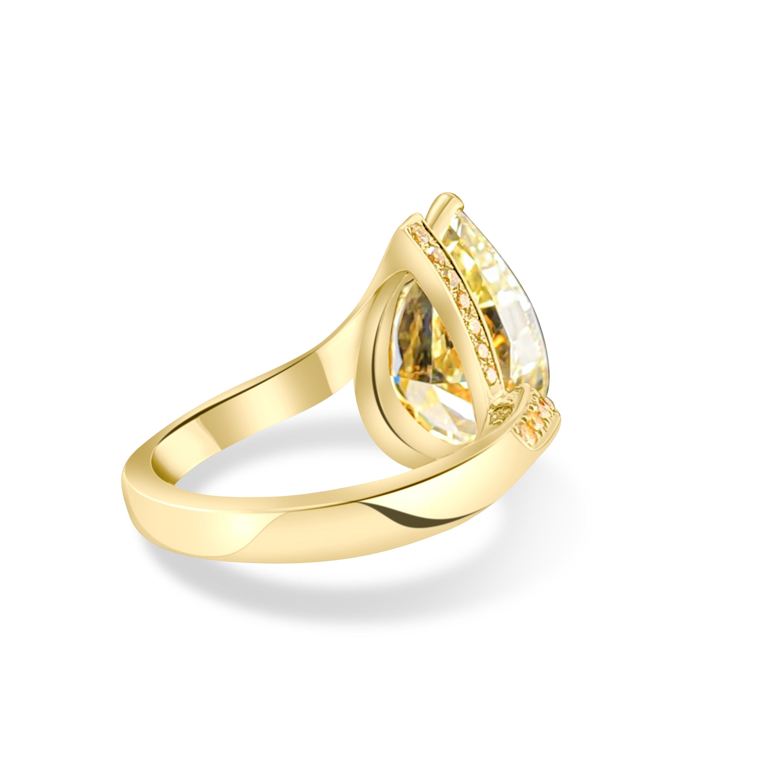 GIA Certified 5.23ct Pear Cut Yellow Minimalist Asymmetrical Diamond Engagement  In New Condition For Sale In PARIS, FR