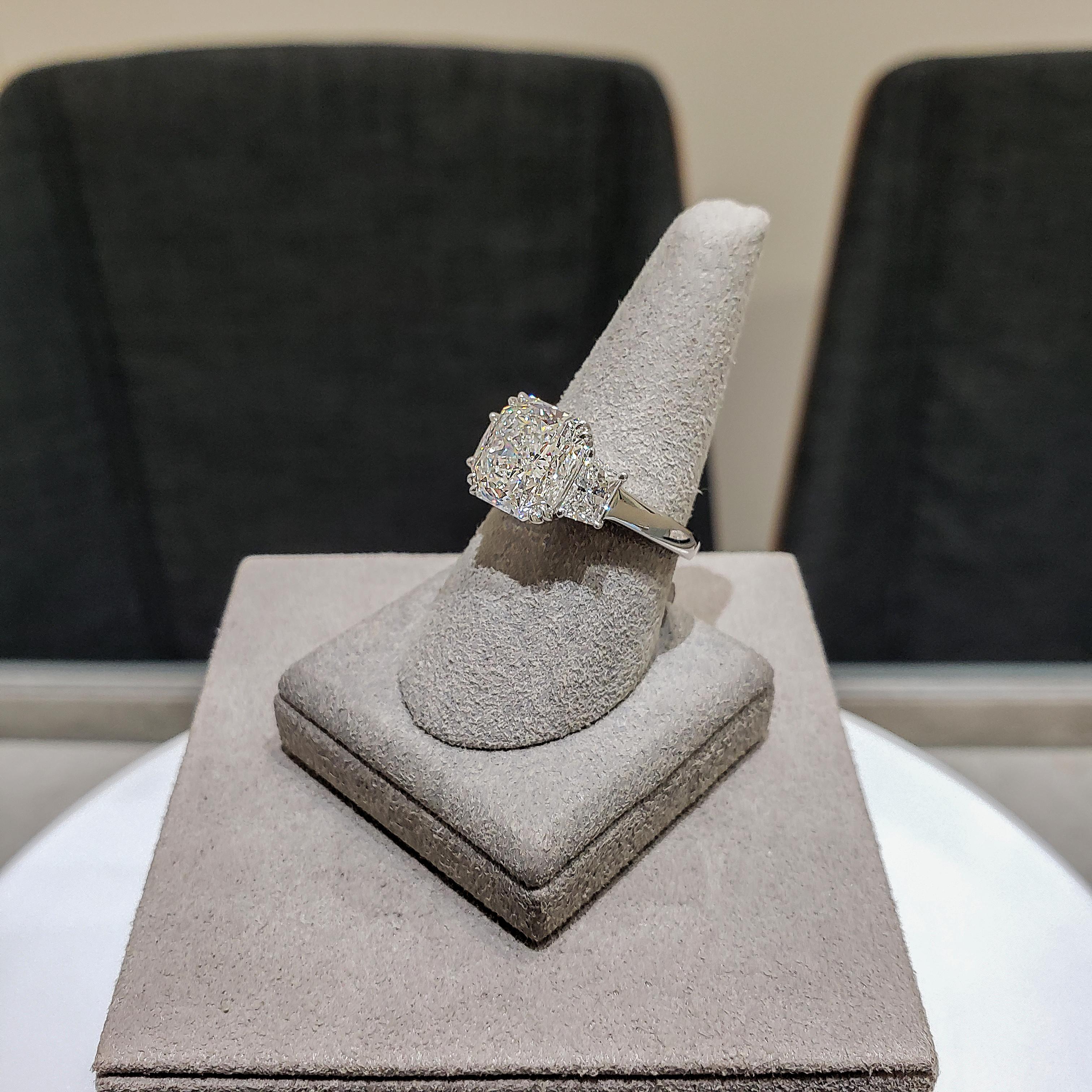 Donna Anello di fidanzamento a tre pietre con diamante taglio radiante certificato GIA da 5.24 carati in vendita