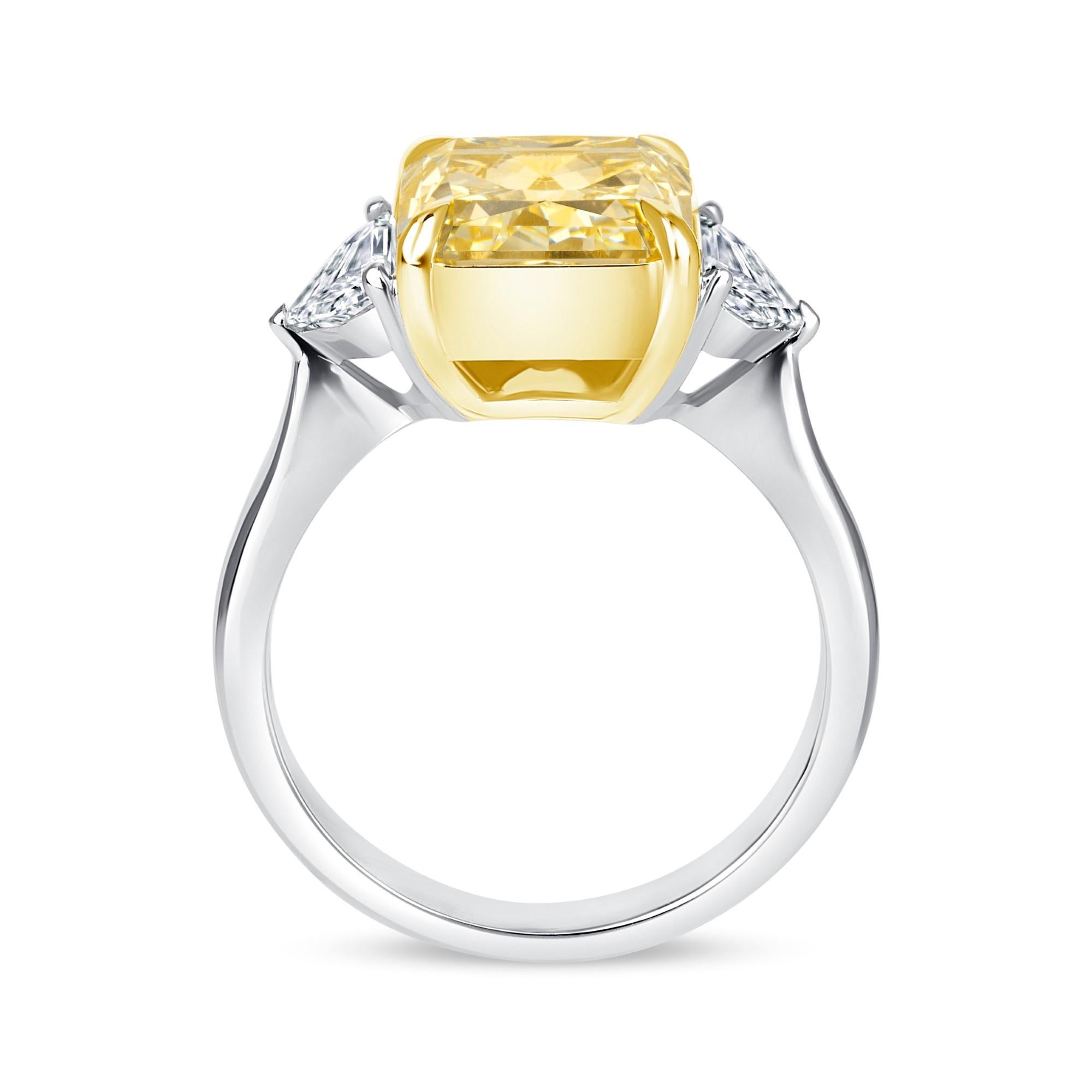 Certificado GIA 5.24 Ct. Anillo de diamantes talla radiante amarillo fantasía en oro de 18 quilates y PT. Corte radiante