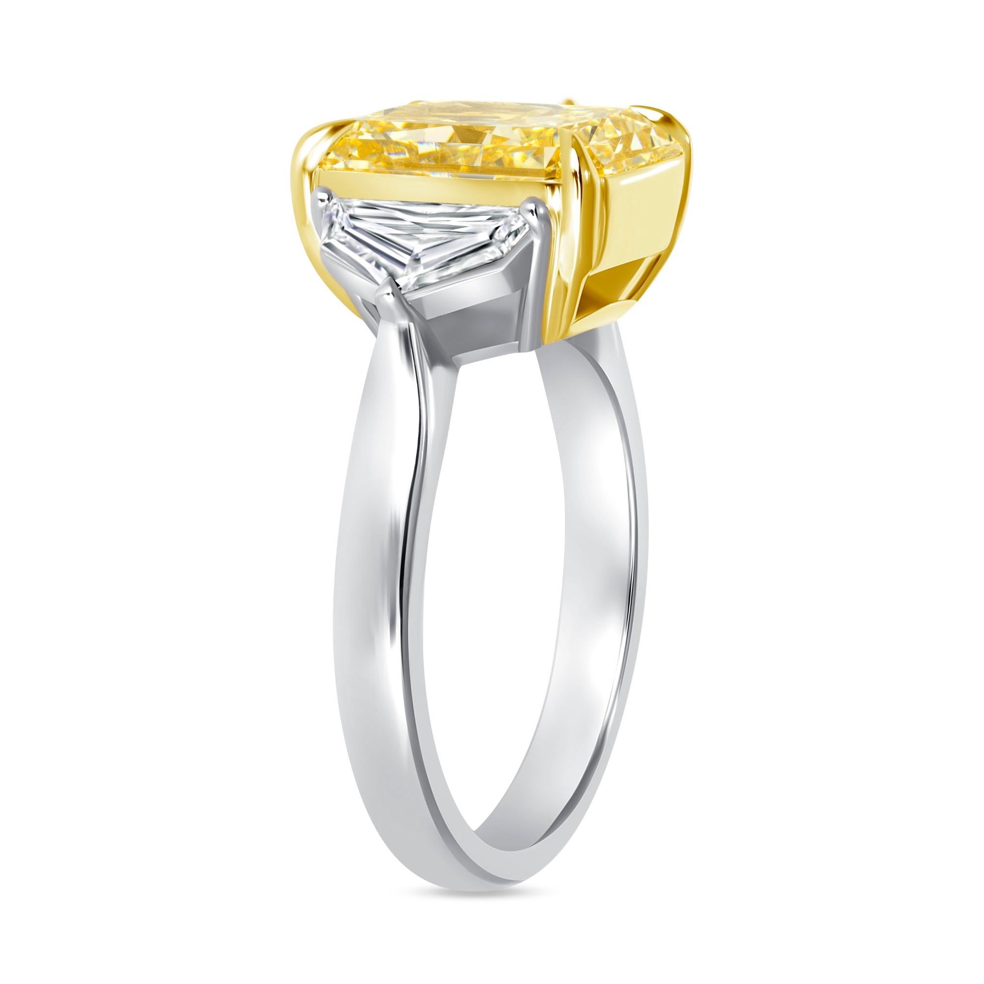Certificado GIA 5.24 Ct. Anillo de diamantes talla radiante amarillo fantasía en oro de 18 quilates y PT. en Nuevo Estado en San Francisco, CA