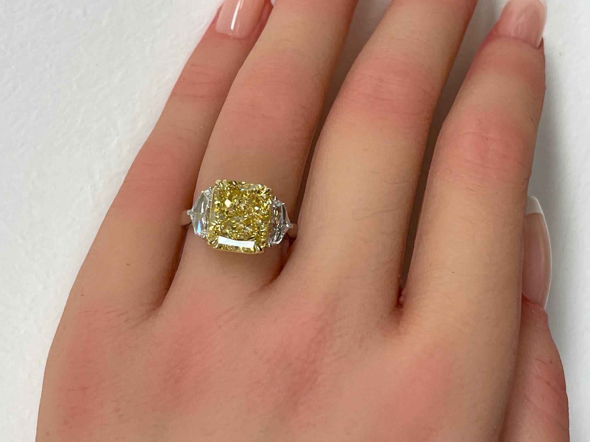 Certificado GIA 5.24 Ct. Anillo de diamantes talla radiante amarillo fantasía en oro de 18 quilates y PT. 1