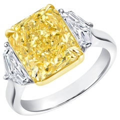 Certificado GIA 5.24 Ct. Anillo de diamantes talla radiante amarillo fantasía en oro de 18 quilates y PT.
