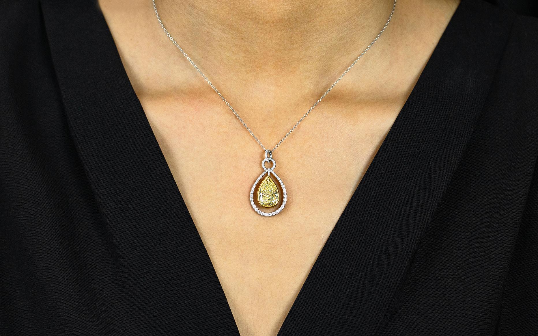 Contemporain Collier pendentif ajouré en forme de poire avec diamant jaune de 5,25 carats certifié GIA en vente