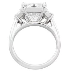 Anello a tre pietre con diamante taglio radiante certificato GIA da 5,26 carati