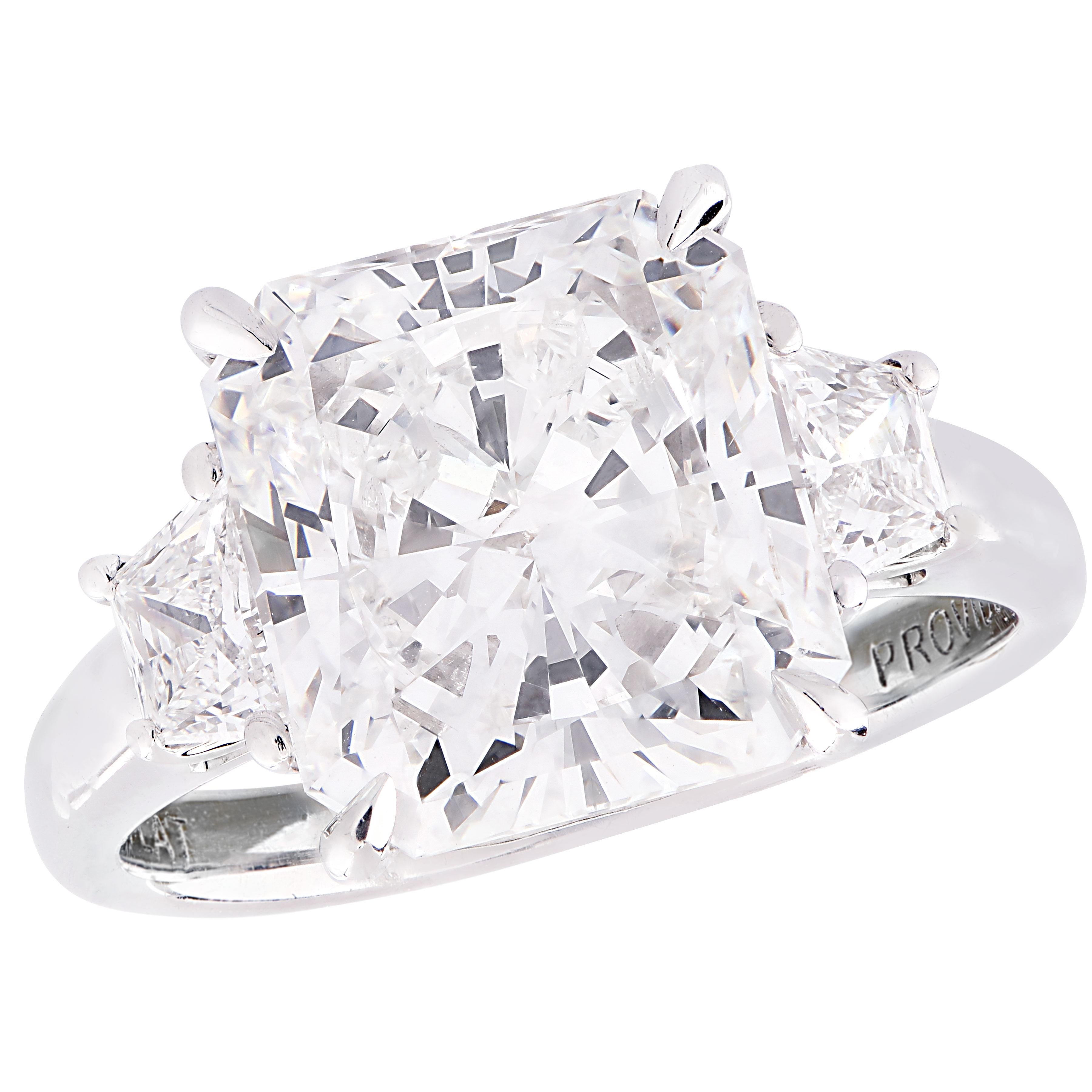 Anello a tre pietre con diamante taglio radiante certificato GIA da 5,26 carati In condizioni Nuovo in vendita a West Palm Beach, FL
