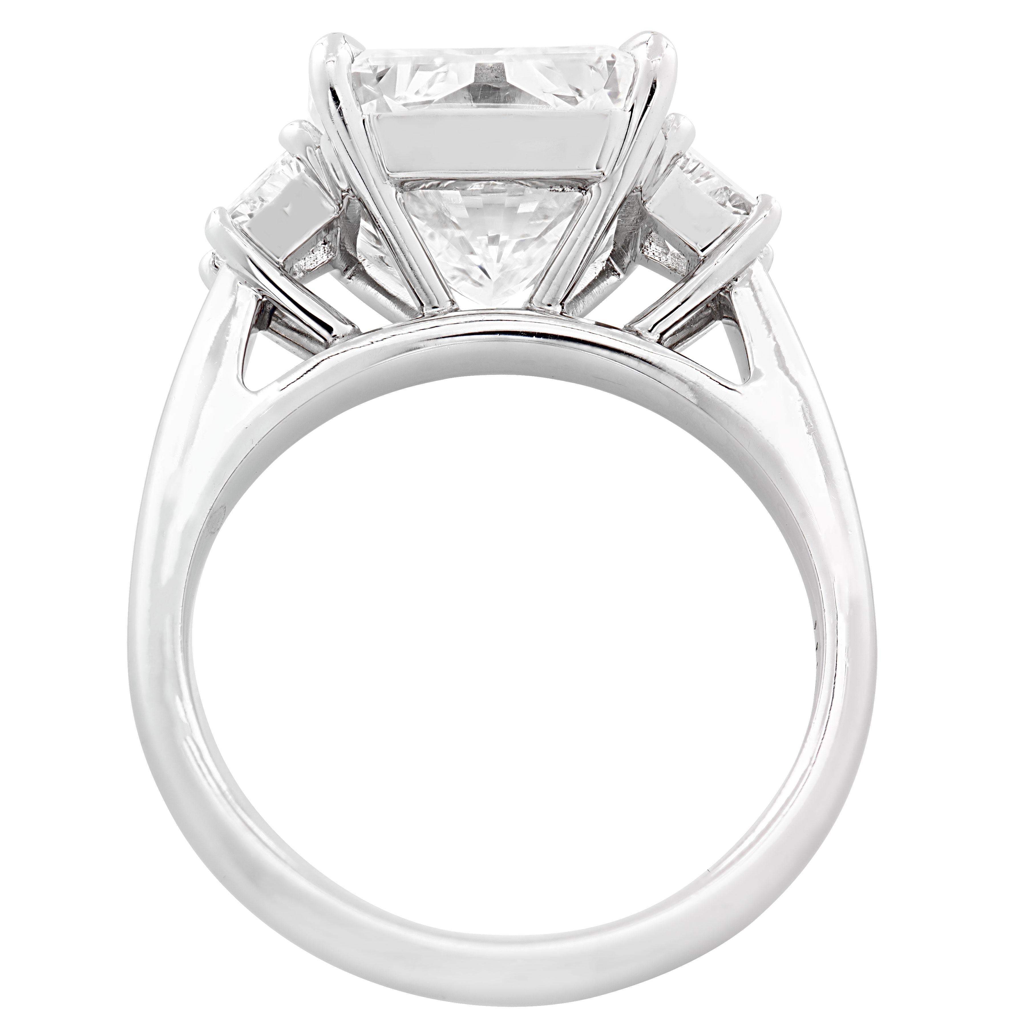 Anello a tre pietre con diamante taglio radiante certificato GIA da 5,26 carati in vendita 1