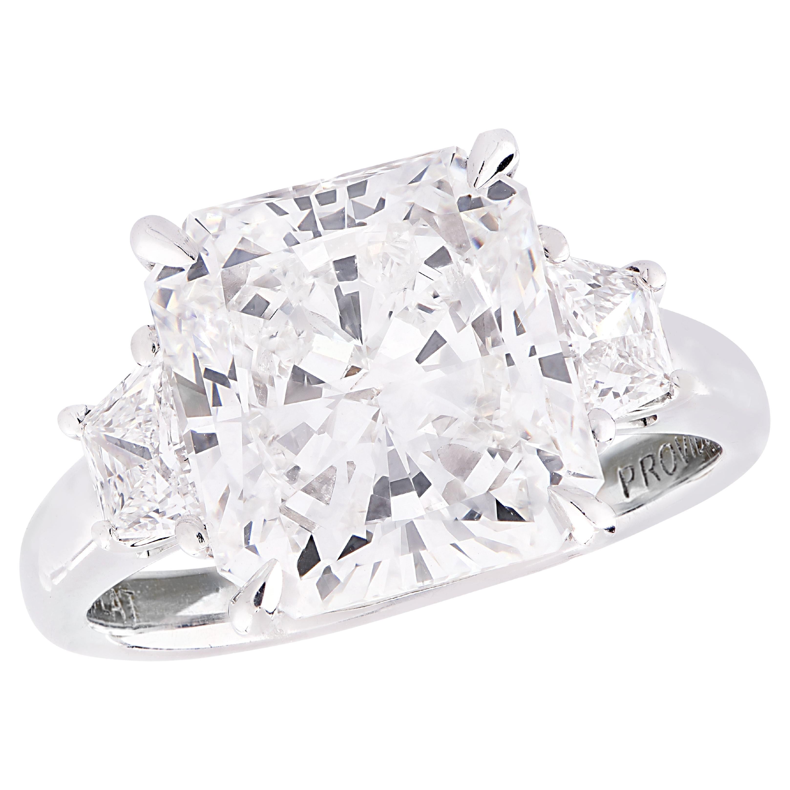 Anello a tre pietre con diamante taglio radiante certificato GIA da 5,26 carati in vendita