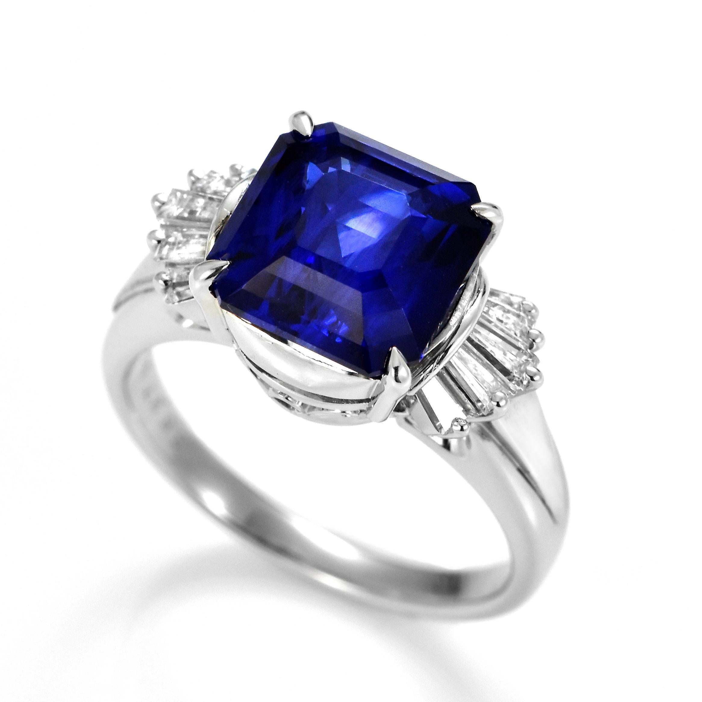 Un bellissimo anello con uno zaffiro del Madagascar certificato GIA da 5,27 carati naturali e accenti di diamanti da 0,45 carati incastonati nel platino. Gli zaffiri hanno una durata straordinaria: eccellono per durezza, resistenza e durata,
