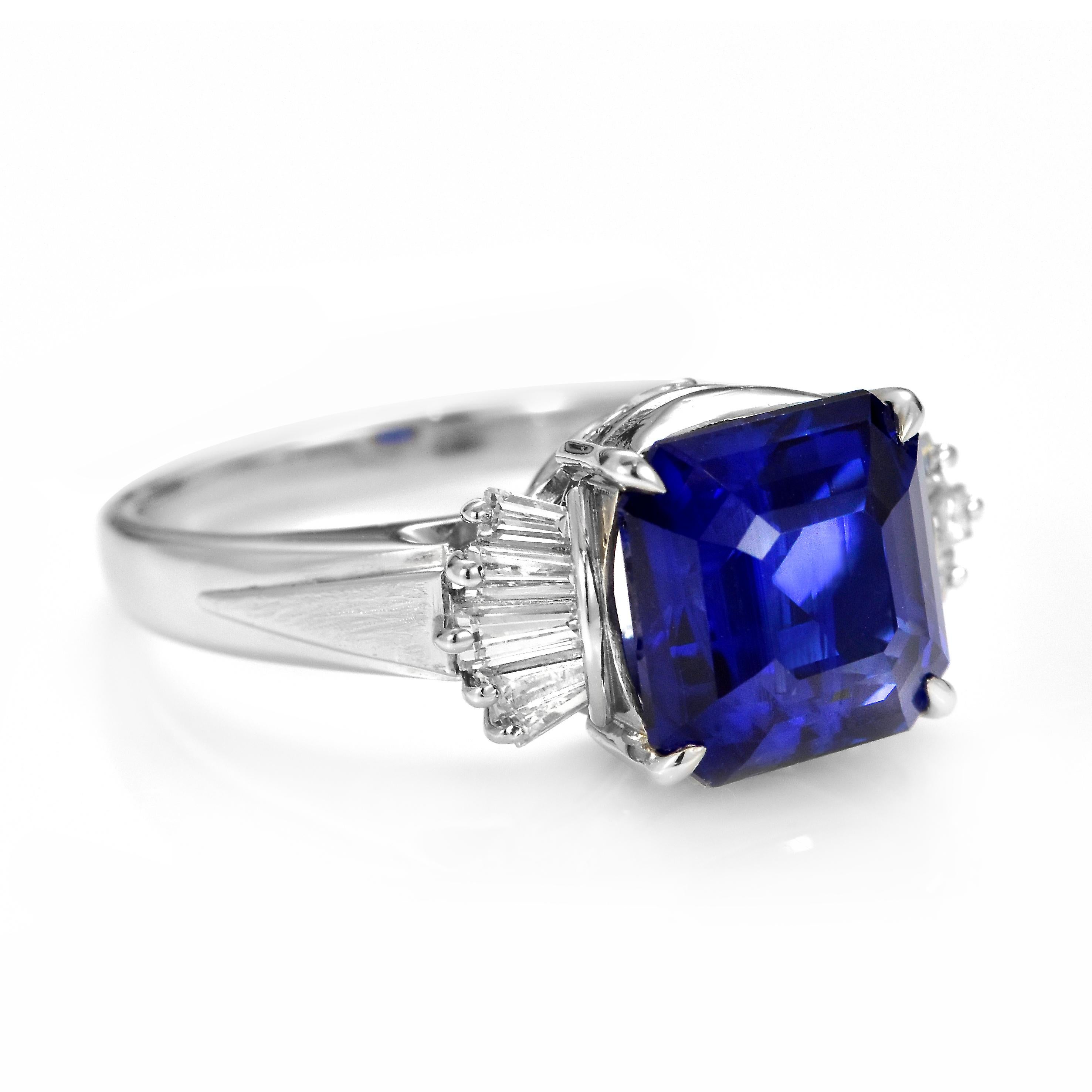 Taglio smeraldo Anello con zaffiro e diamante da 5,27 carati certificato GIA e realizzato in platino in vendita