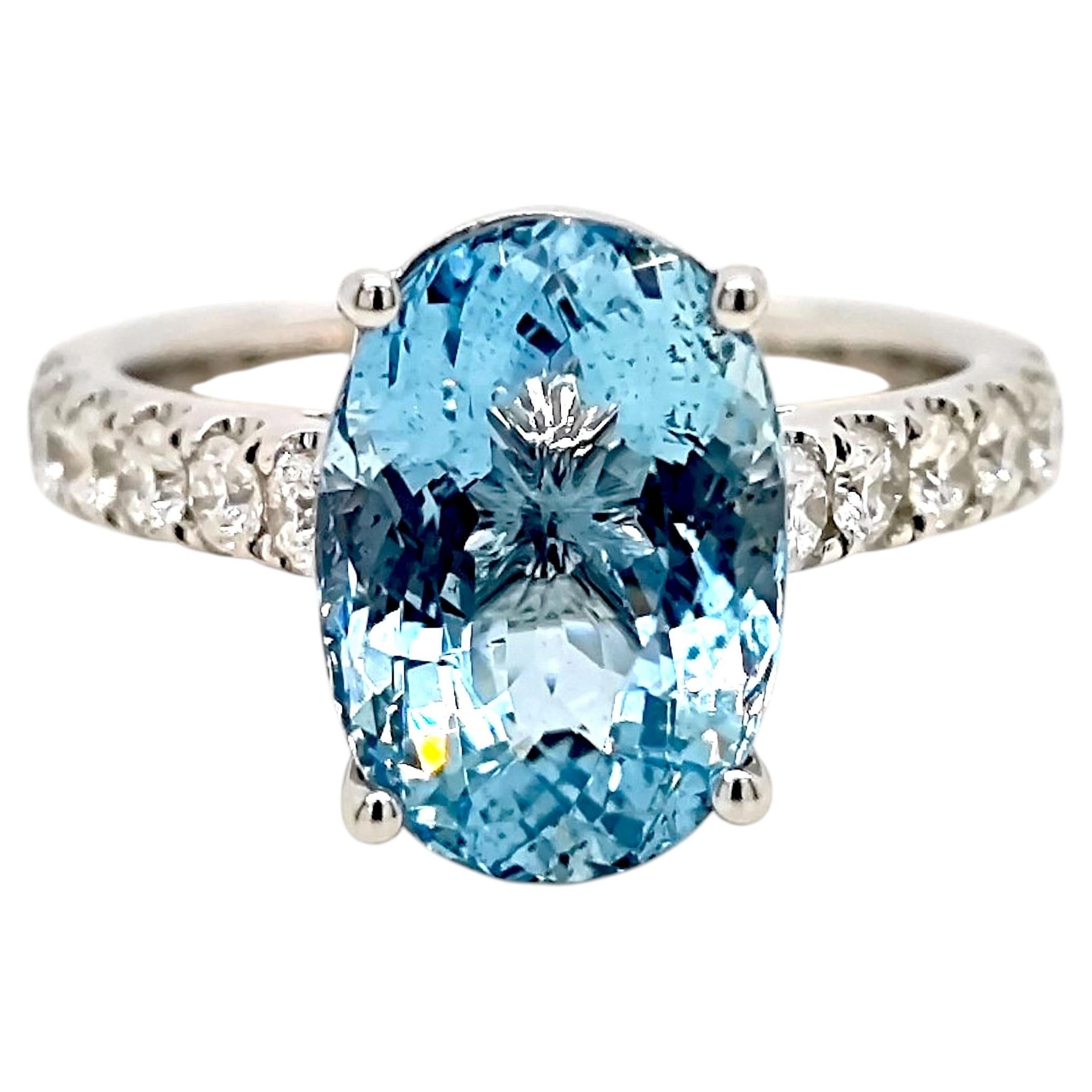 Anello in oro bianco con diamante rotondo e acquamarina da 5.3 carati certificato GIA