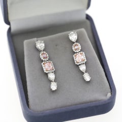 Orecchini a goccia certificati GIA da 5,3 carati con diamanti bianchi e arancioni rosa fantasia in 18 carati