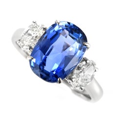 Anillo de diamantes y zafiro natural sin calor de 5.30 quilates certificado por el GIA y engastado en platino