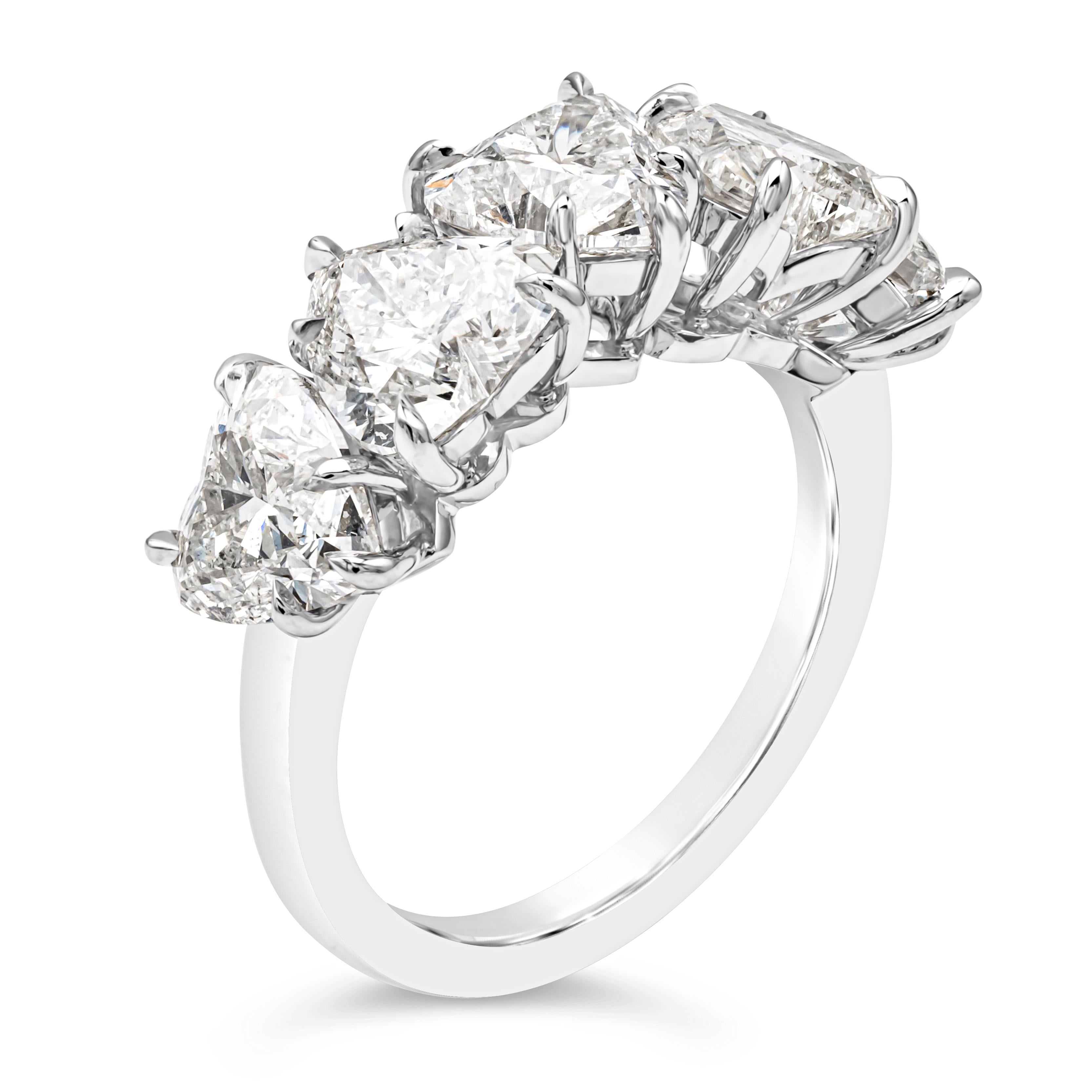GIA-zertifizierter 5,31 Karat herzförmiger Diamant-Hochzeitsring mit fünf Steinen (Zeitgenössisch) im Angebot