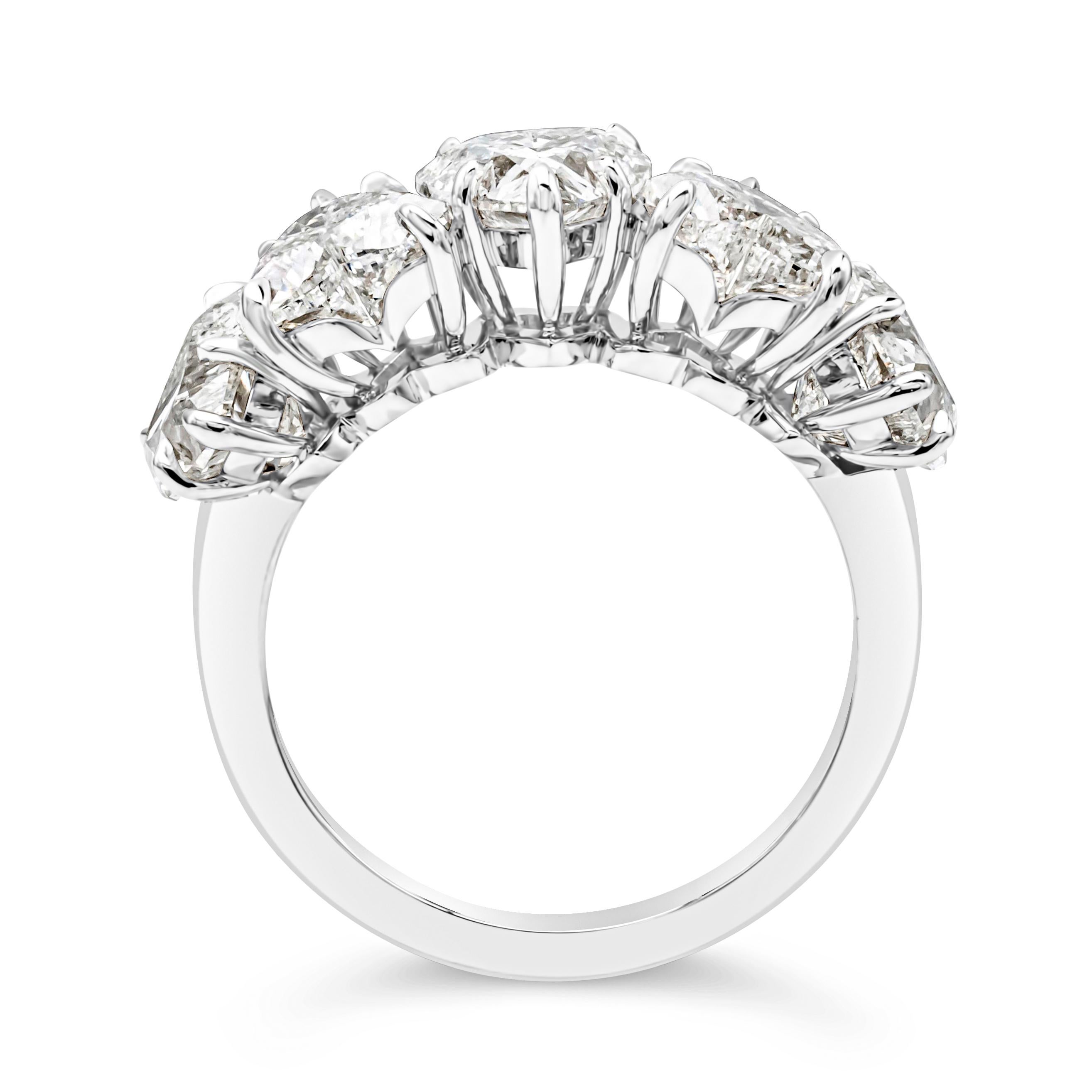 GIA-zertifizierter 5,31 Karat herzförmiger Diamant-Hochzeitsring mit fünf Steinen (Herzschliff) im Angebot
