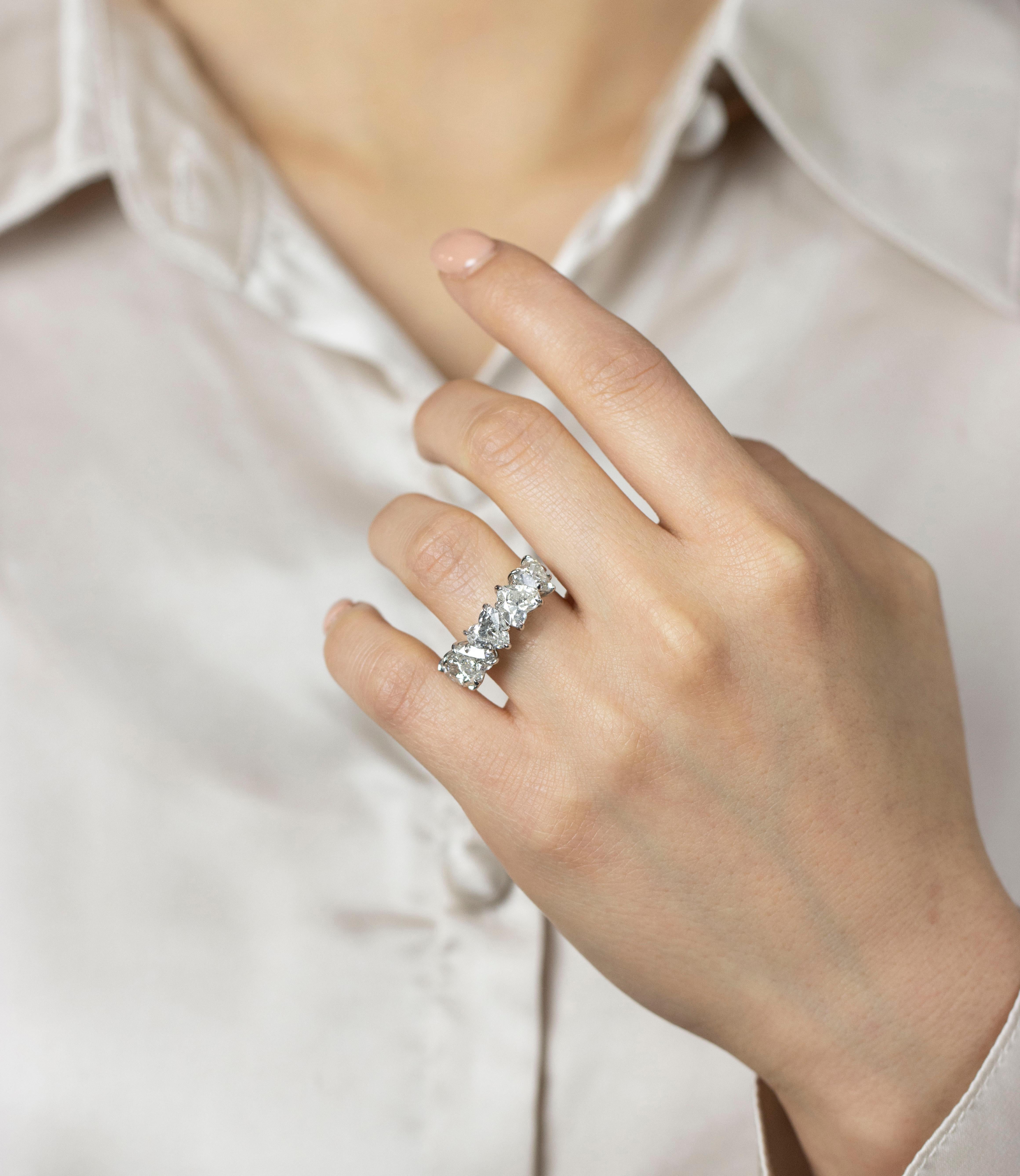 GIA-zertifizierter 5,31 Karat herzförmiger Diamant-Hochzeitsring mit fünf Steinen im Zustand „Neu“ im Angebot in New York, NY