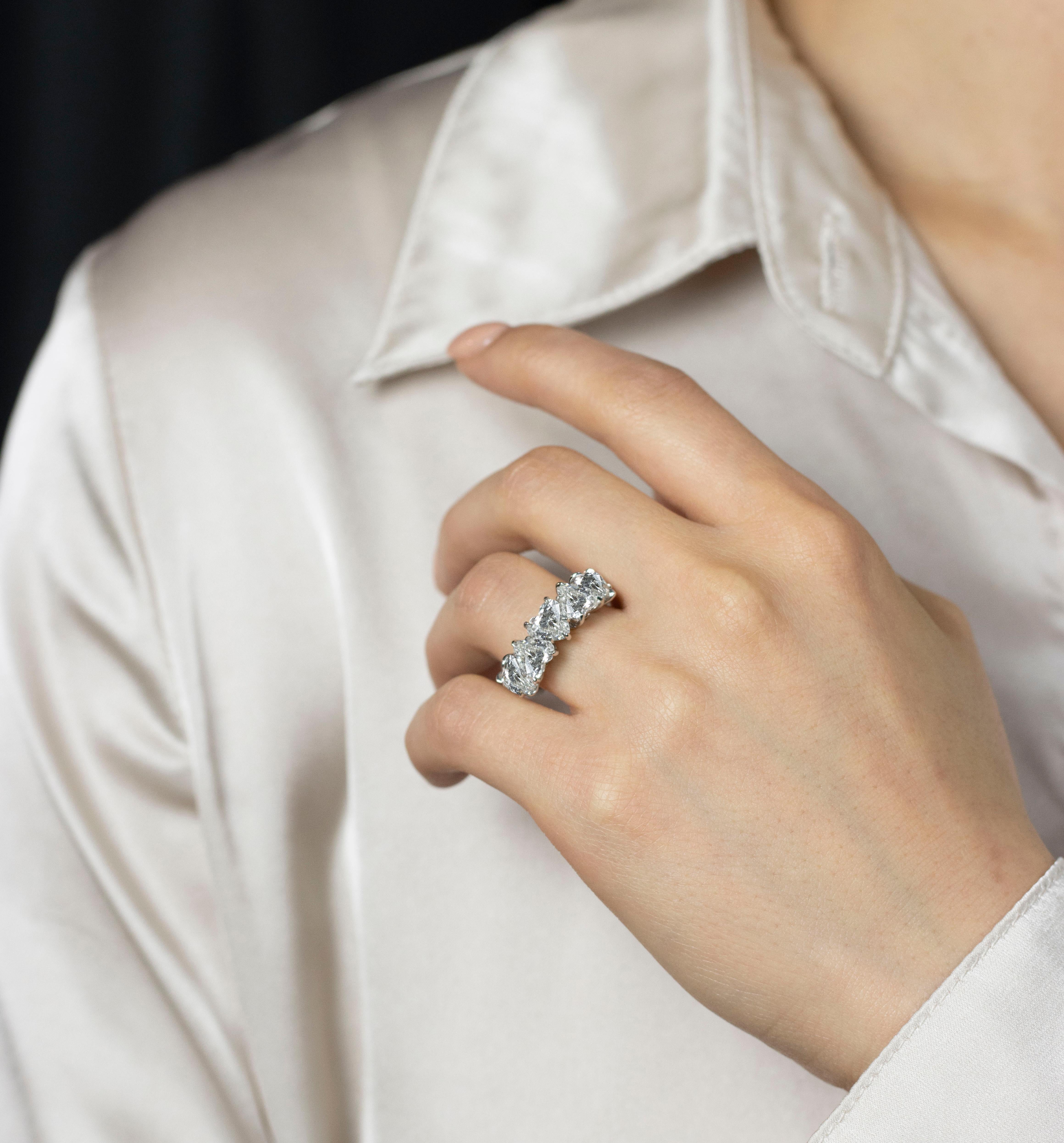 GIA-zertifizierter 5,31 Karat herzförmiger Diamant-Hochzeitsring mit fünf Steinen Damen im Angebot