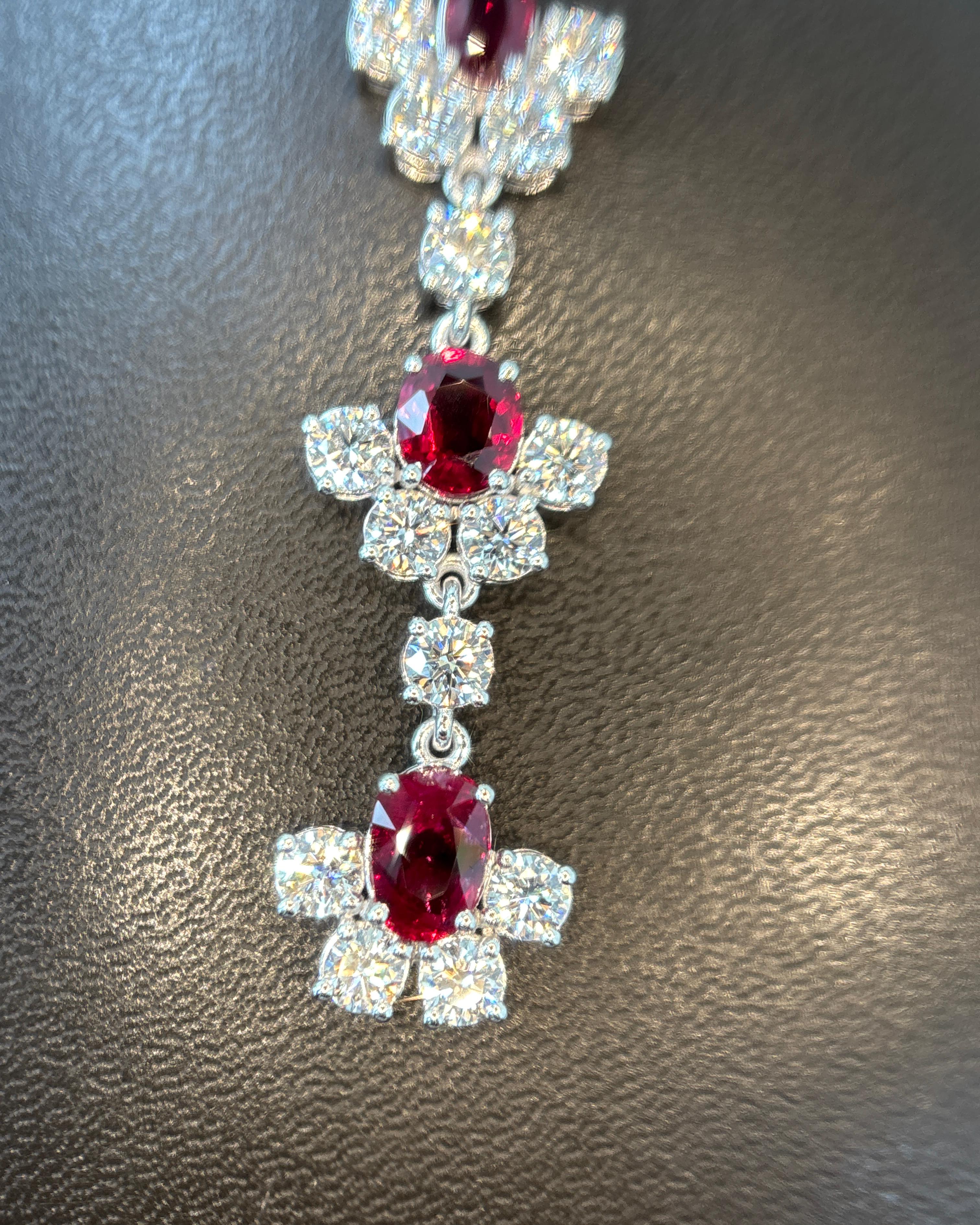 Pendientes candelabro de rubíes y diamantes de 5,32 ct de Birmania sin calor (Certificado GIA)

Disfruta de una elegancia imponente con estos impresionantes pendientes candelabro, que exhiben 5,32 quilates de rubíes birmanos no calentados