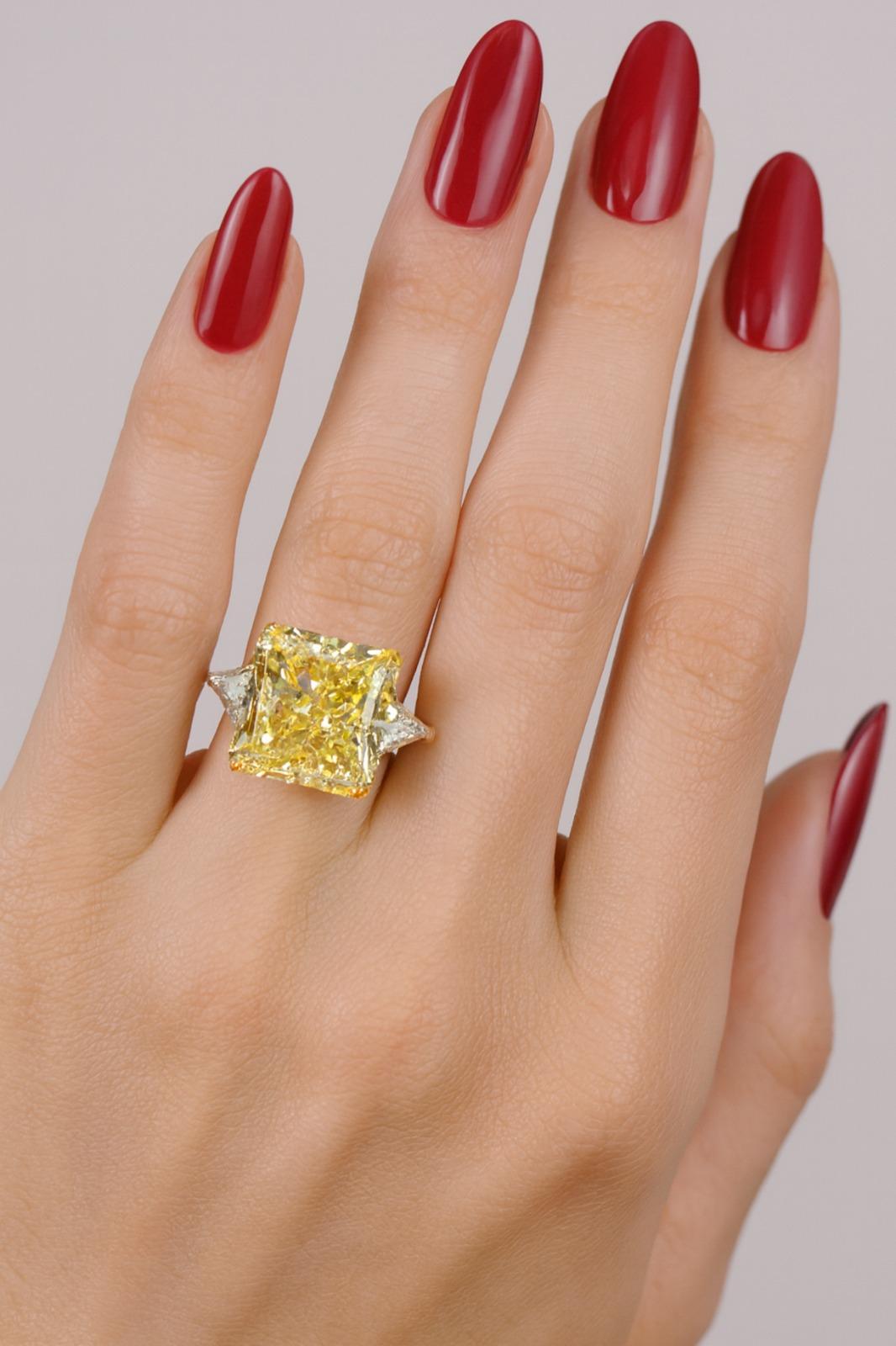 Contemporain Bague en diamant jaune fantaisie de 5,32 carats certifiée par le GIA avec des diamants taillés en trillion en vente