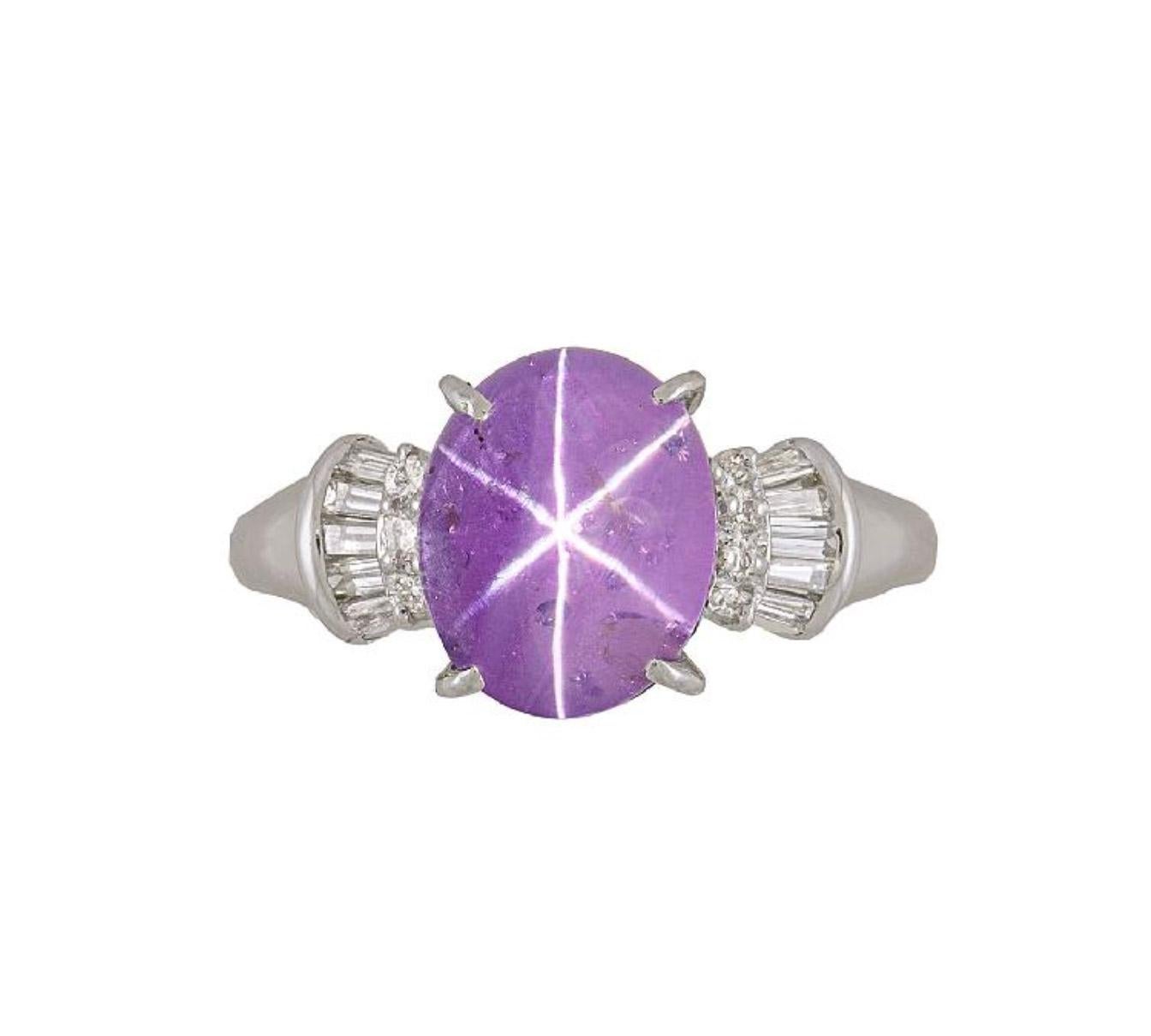 Cette bague allie l'élégance du platine à la beauté rare d'un saphir violet rosé étoilé. La pièce maîtresse de la bague est un saphir rose étoilé de 5,06 carats, qui est certifié GIA, ce qui garantit son authenticité et sa qualité. 

Le saphir est