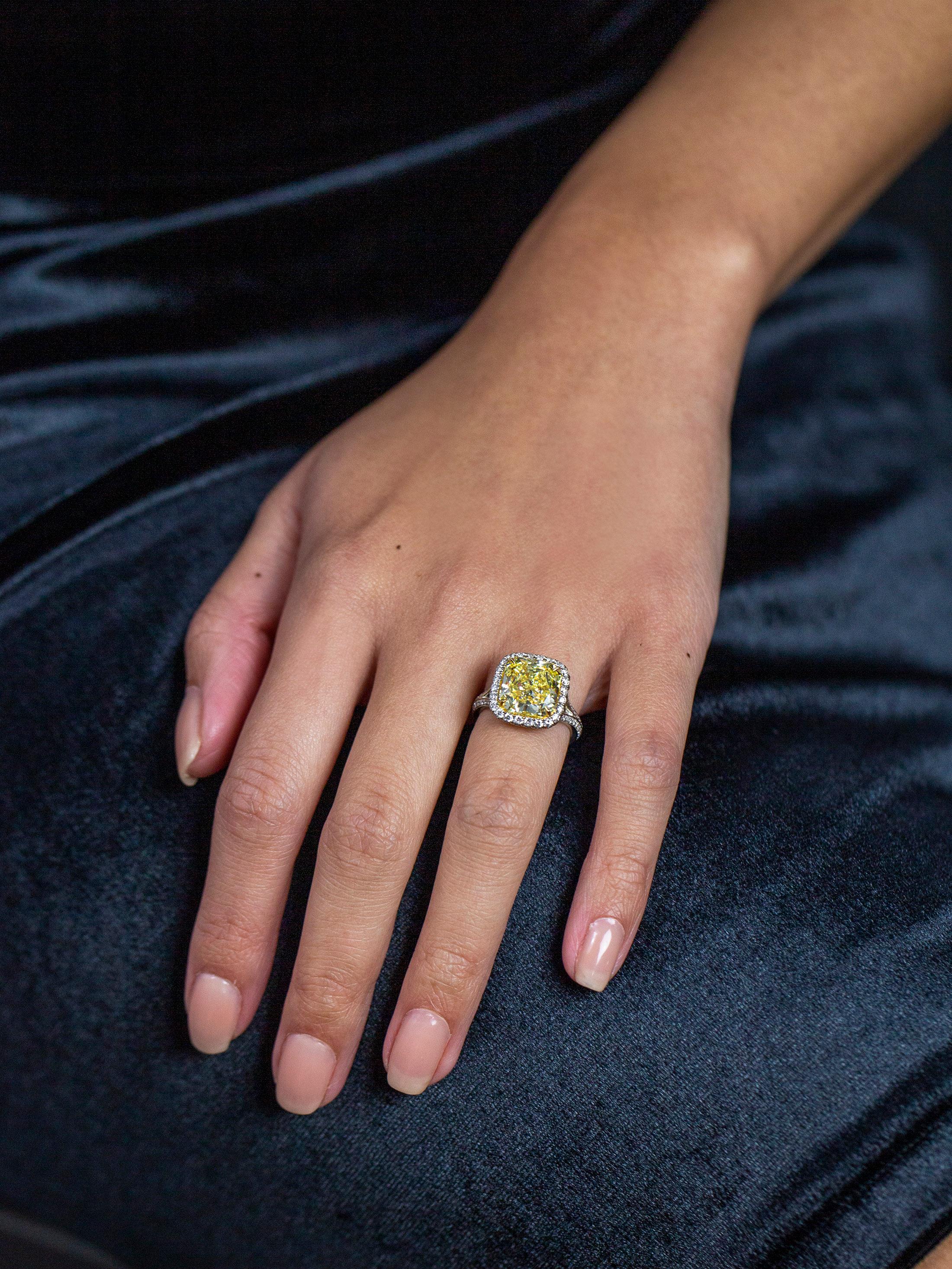 Verlobungsring mit GIA-zertifiziertem 5,32 Karat gelbem Diamant-Halo im Strahlenschliff im Zustand „Neu“ im Angebot in New York, NY
