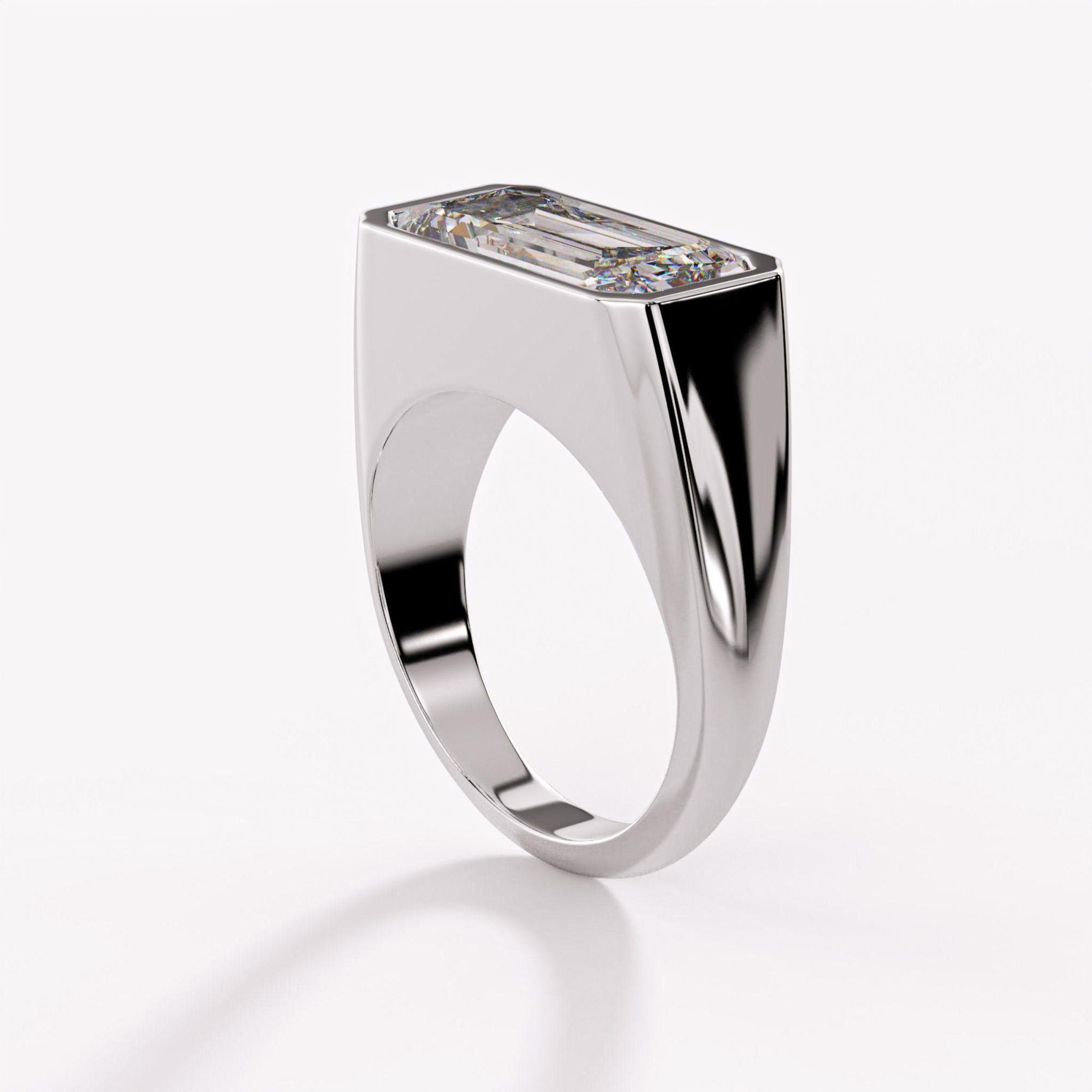 Contemporaneo Anello unisex con castone East West con diamante taglio smeraldo certificato GIA da 5,36 carati in vendita