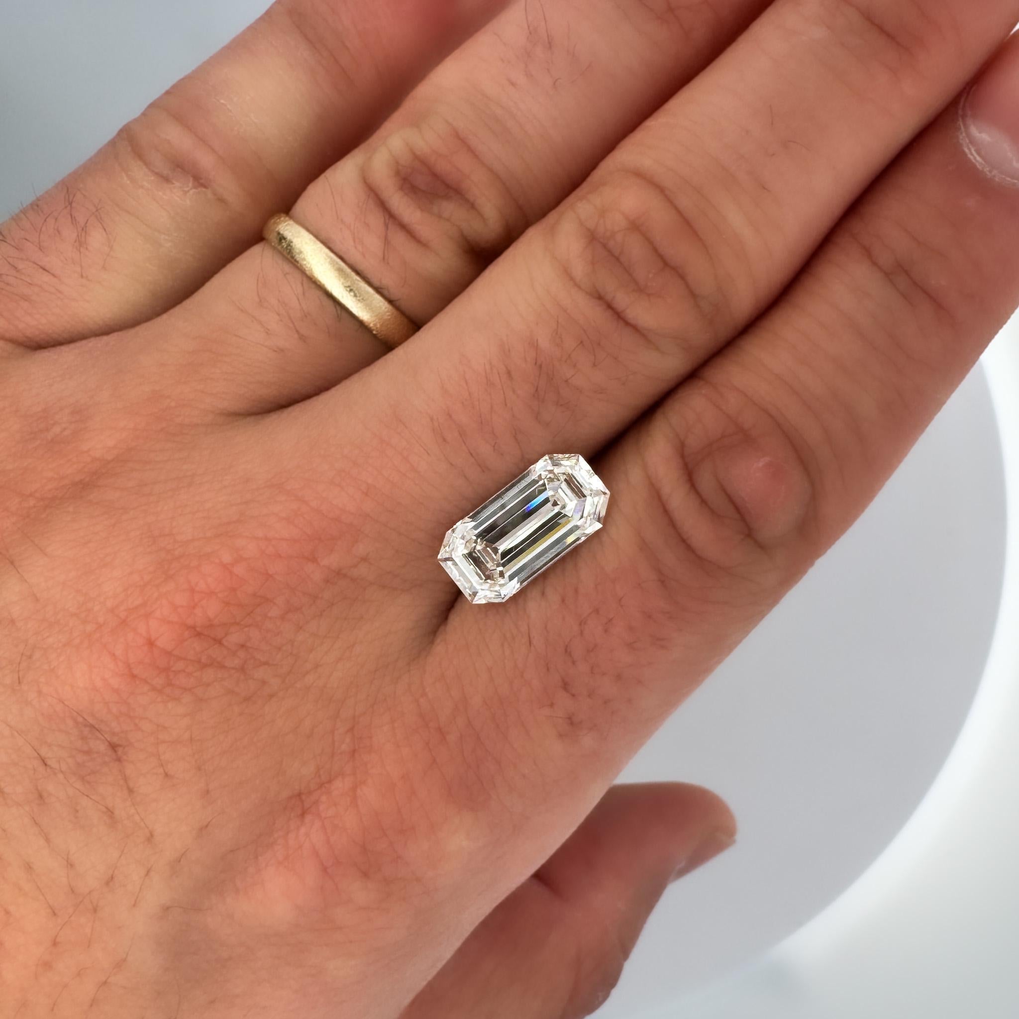 Taglio smeraldo Anello unisex con castone East West con diamante taglio smeraldo certificato GIA da 5,36 carati in vendita