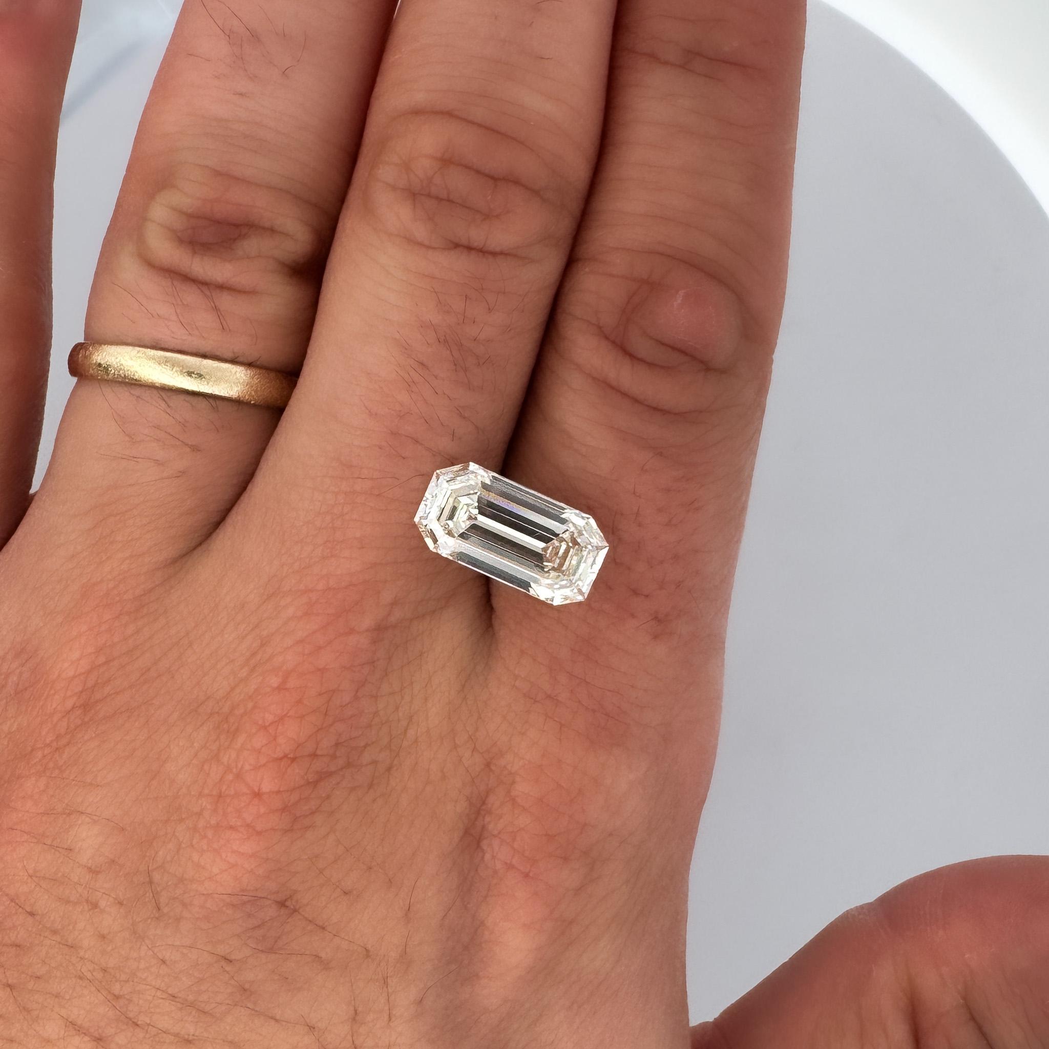 Anello unisex con castone East West con diamante taglio smeraldo certificato GIA da 5,36 carati In condizioni Nuovo in vendita a Miami, FL