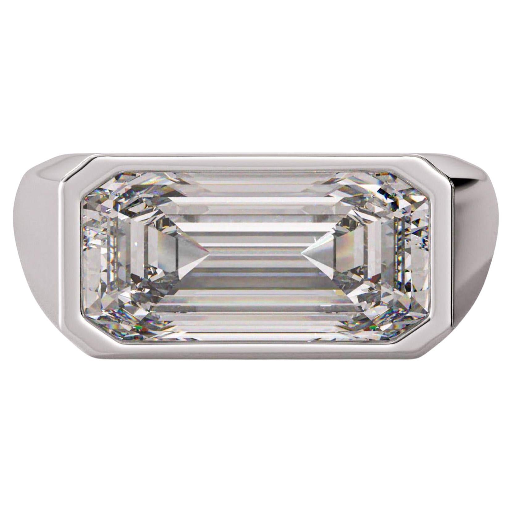 Anello unisex con castone East West con diamante taglio smeraldo certificato GIA da 5,36 carati in vendita