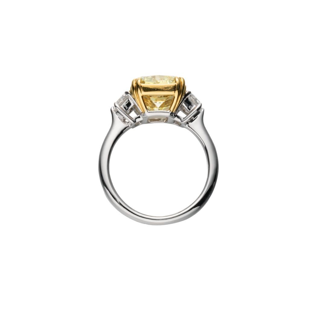 Taille coussin Bague en or 18 carats avec diamant jaune fantaisie naturel de 5,46 carats de taille coussin, certifiée GIA en vente