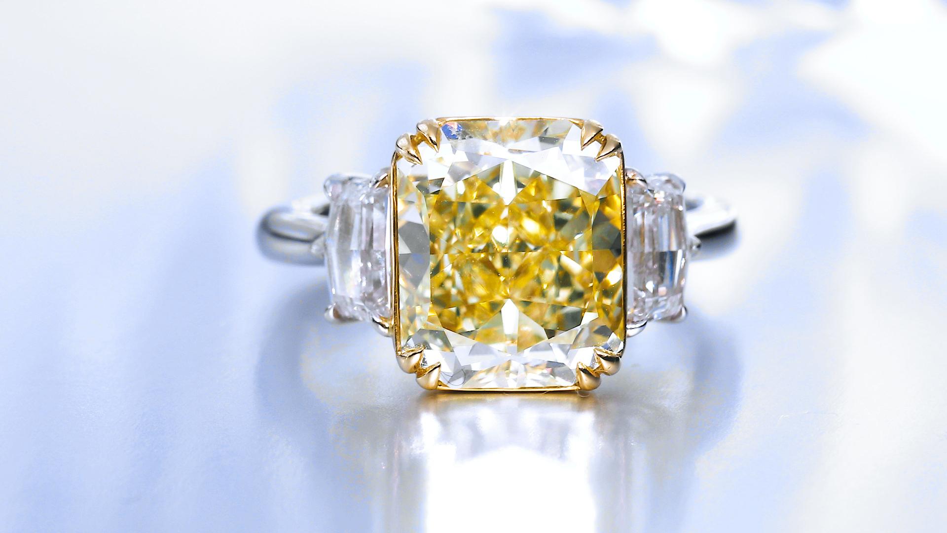 GIA Certified, 5.46ct Cushion cut Natural Fancy Yellow Diamond ring in 18KT Gold For Sale 1