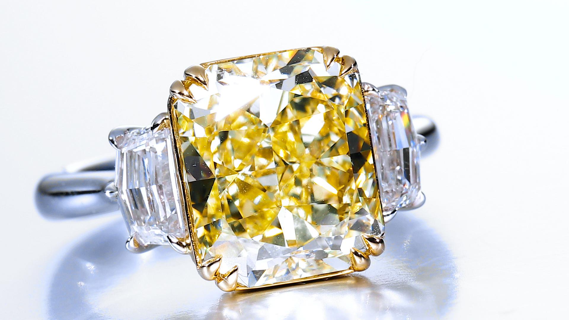 GIA Certified, 5.46ct Cushion cut Natural Fancy Yellow Diamond ring in 18KT Gold For Sale 2
