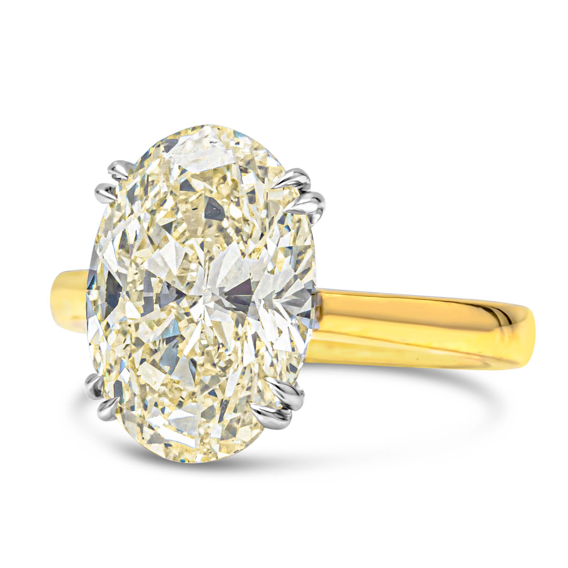 Cette magnifique bague de fiançailles solitaire de haute joaillerie met en valeur un diamant de taille ovale de 5,47 carats certifié par le GIA, de couleur M et de pureté VVS2. Serti dans une monture à double griffe en platine et parfaitement