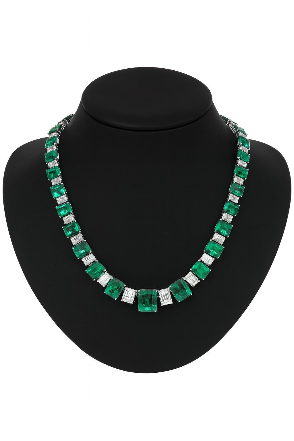Collana di smeraldi e diamanti colombiani certificata GIA da 55 carati

Una creazione di alta gioielleria mozzafiato che mette in mostra i migliori smeraldi colombiani. Questa elegante collana presenta un totale di 55 carati di smeraldi colombiani