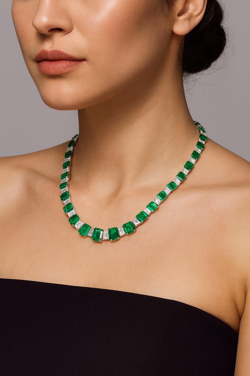 Contemporaneo Collana di smeraldi e diamanti colombiani certificata GIA da 55 carati in vendita