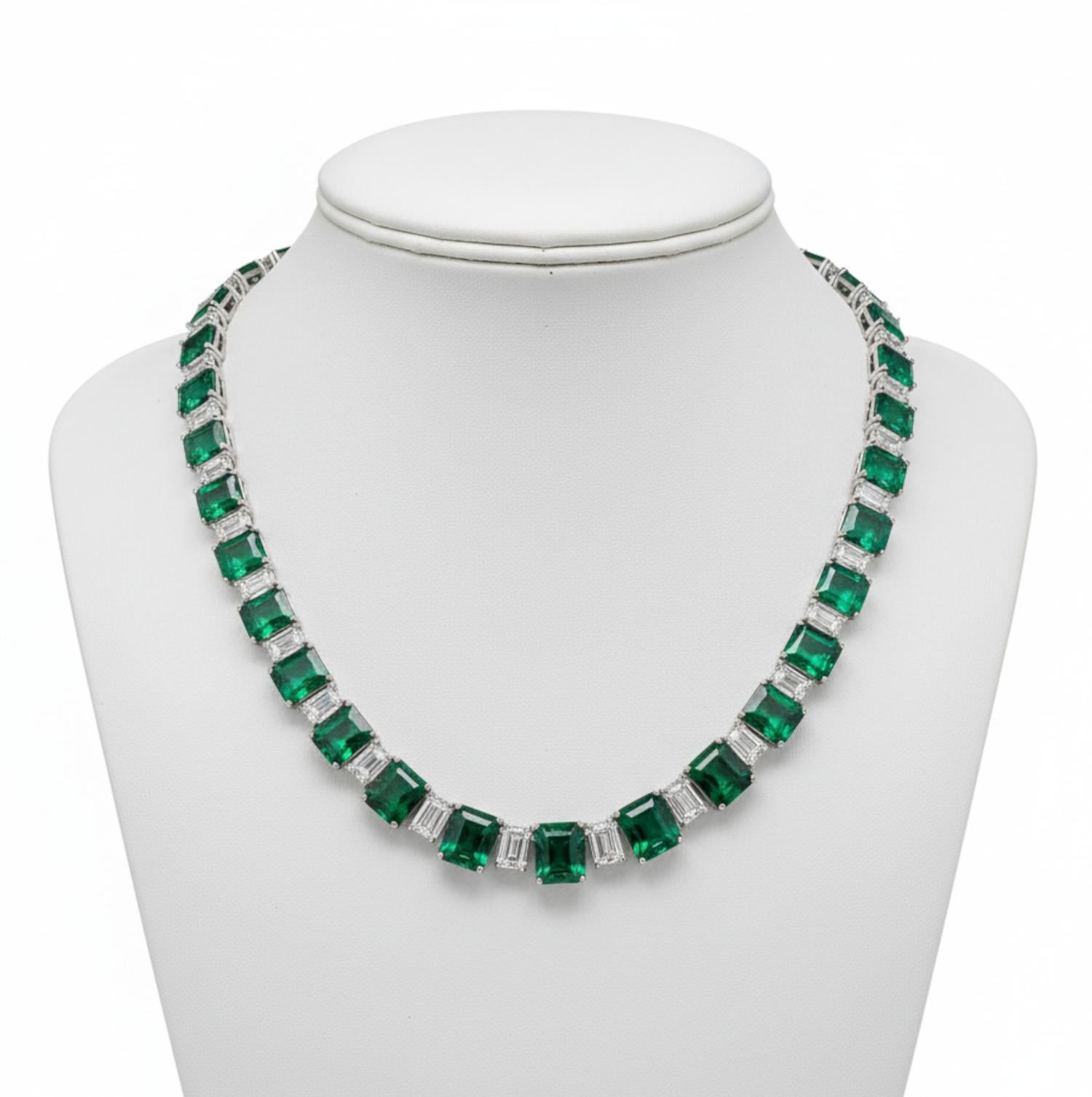 Collier d'émeraudes colombiennes et de diamants de 55 carats certifié par le GIA

Une création de haute joaillerie à couper le souffle, mettant en valeur les plus belles émeraudes de Colombie. Cet élégant collier présente un total de 55 carats