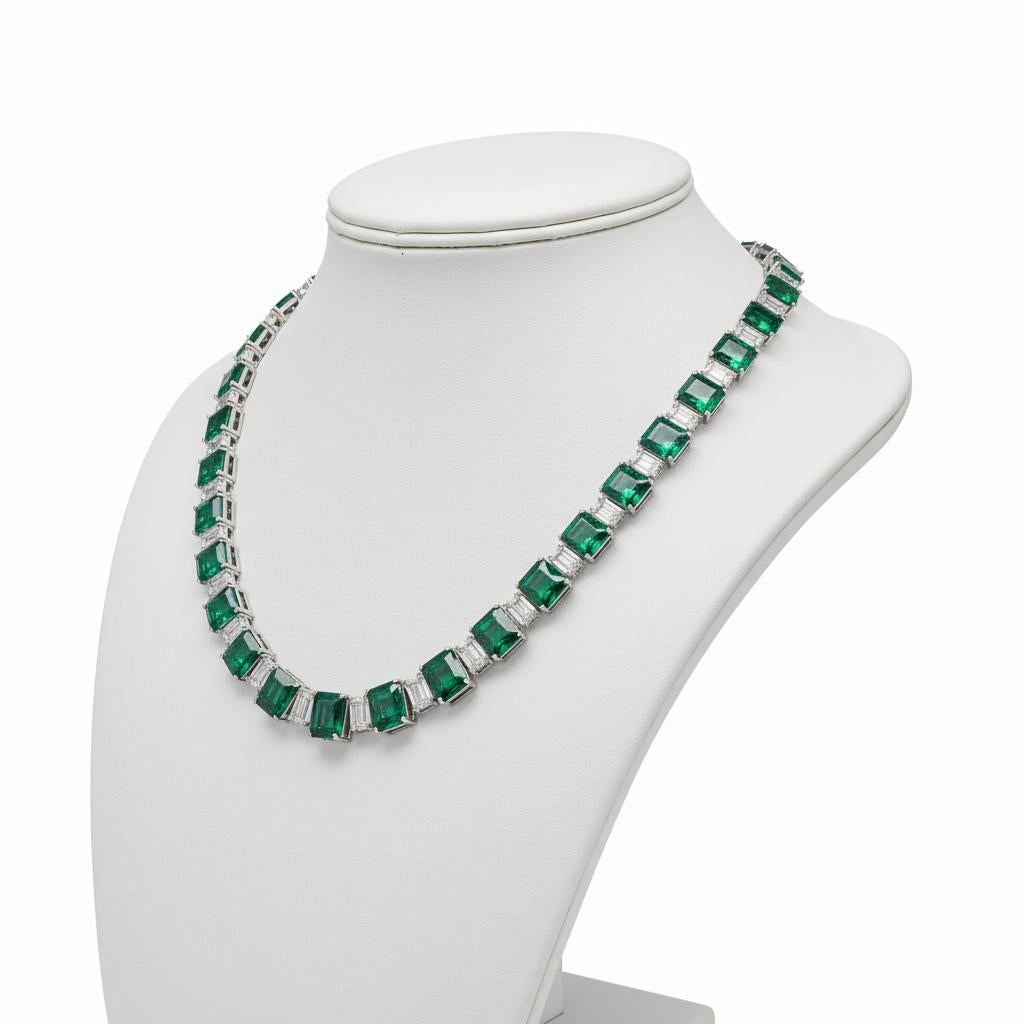 Contemporain Collier d'émeraudes colombiennes et de diamants de 55 carats certifié par le GIA en vente