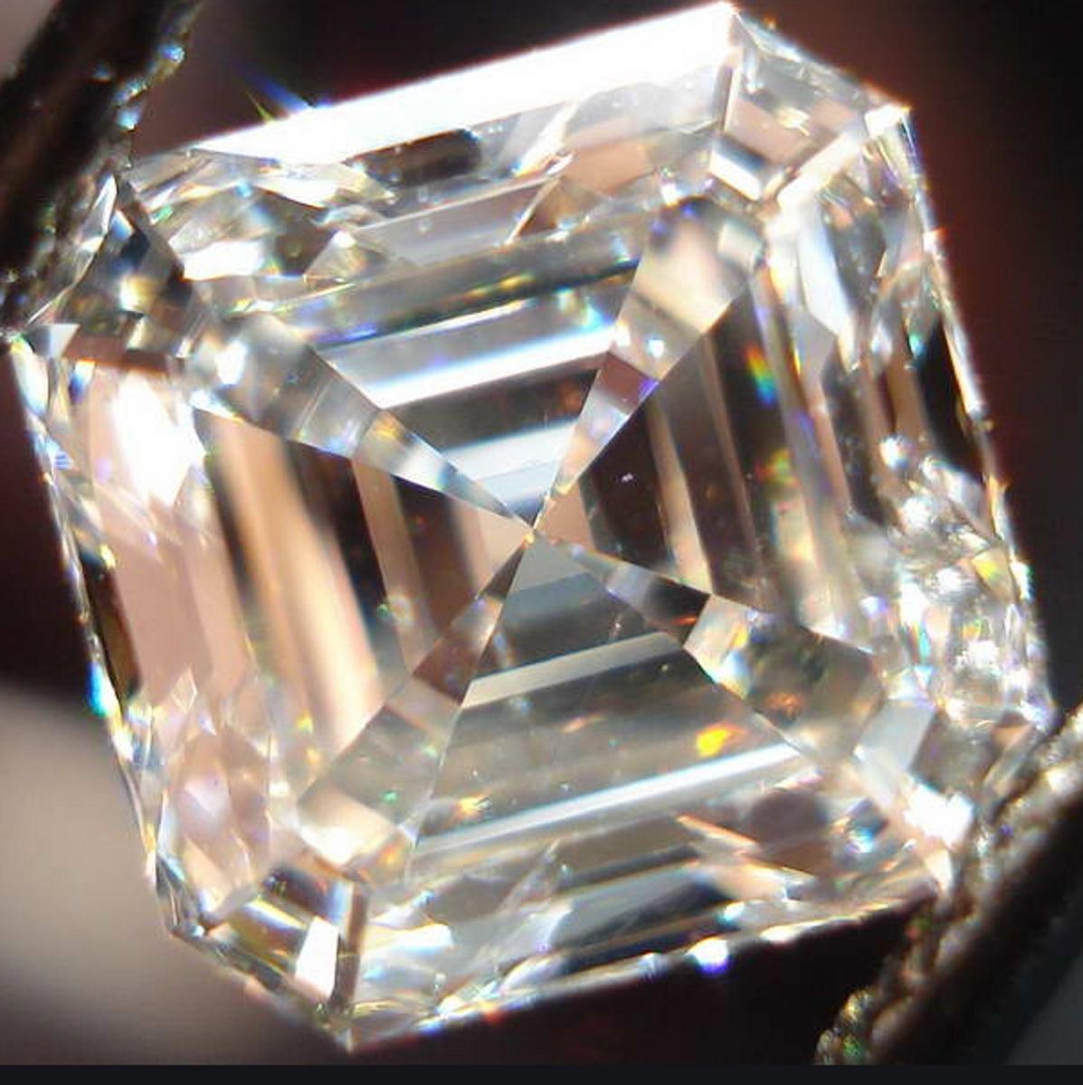 An amazing and clear asscher cut diamond certified by GIA 
VS2 CLARITY
I COLOR 

