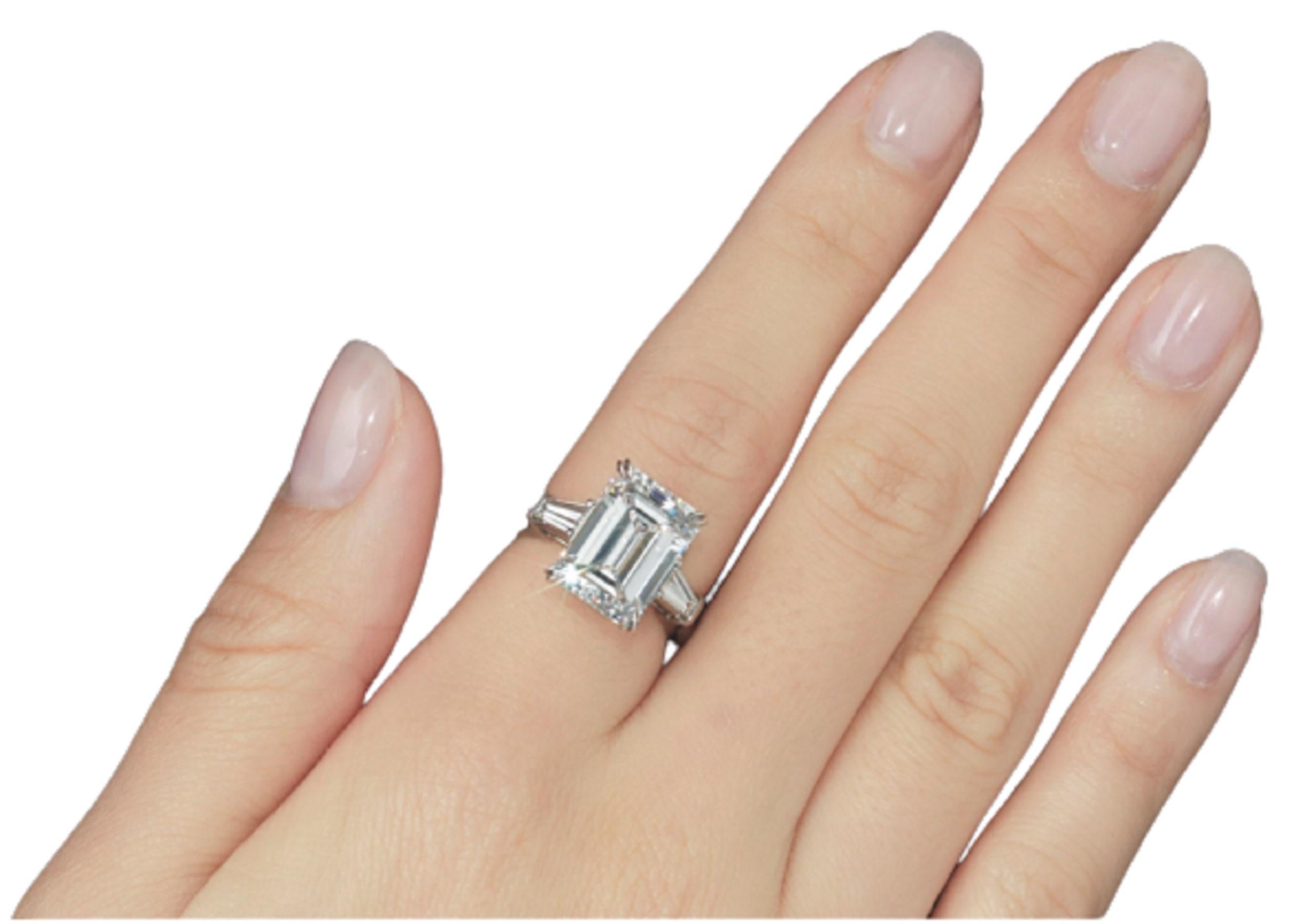 An exquisite emerald cut diamond ring composed by a main stone that weights 2.50 carats has an excellent proportion polish and symmetry. The side stones are tapered baguettes also very pure and white

The ring is set in 18 carats white gold

The