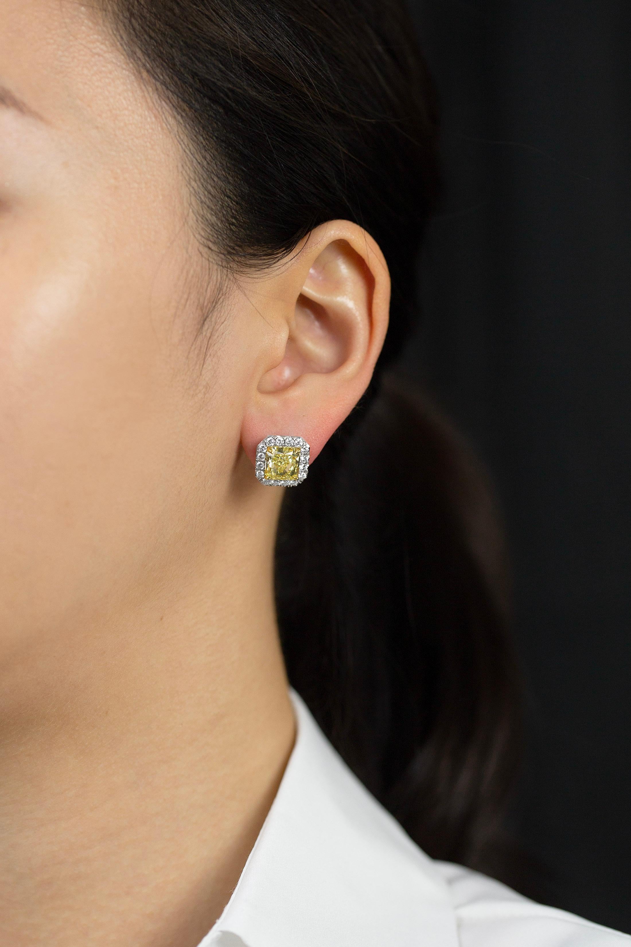 Dieses elegante Paar Ohrringe besteht aus zwei wunderschönen gelben Diamanten im Strahlenschliff mit GIA-Zertifikat und einem Gesamtgewicht von 5,50 Karat und einer Reinheit von VS1-VVS2. Umgeben von einer Reihe runder Brillanten von insgesamt 0,86
