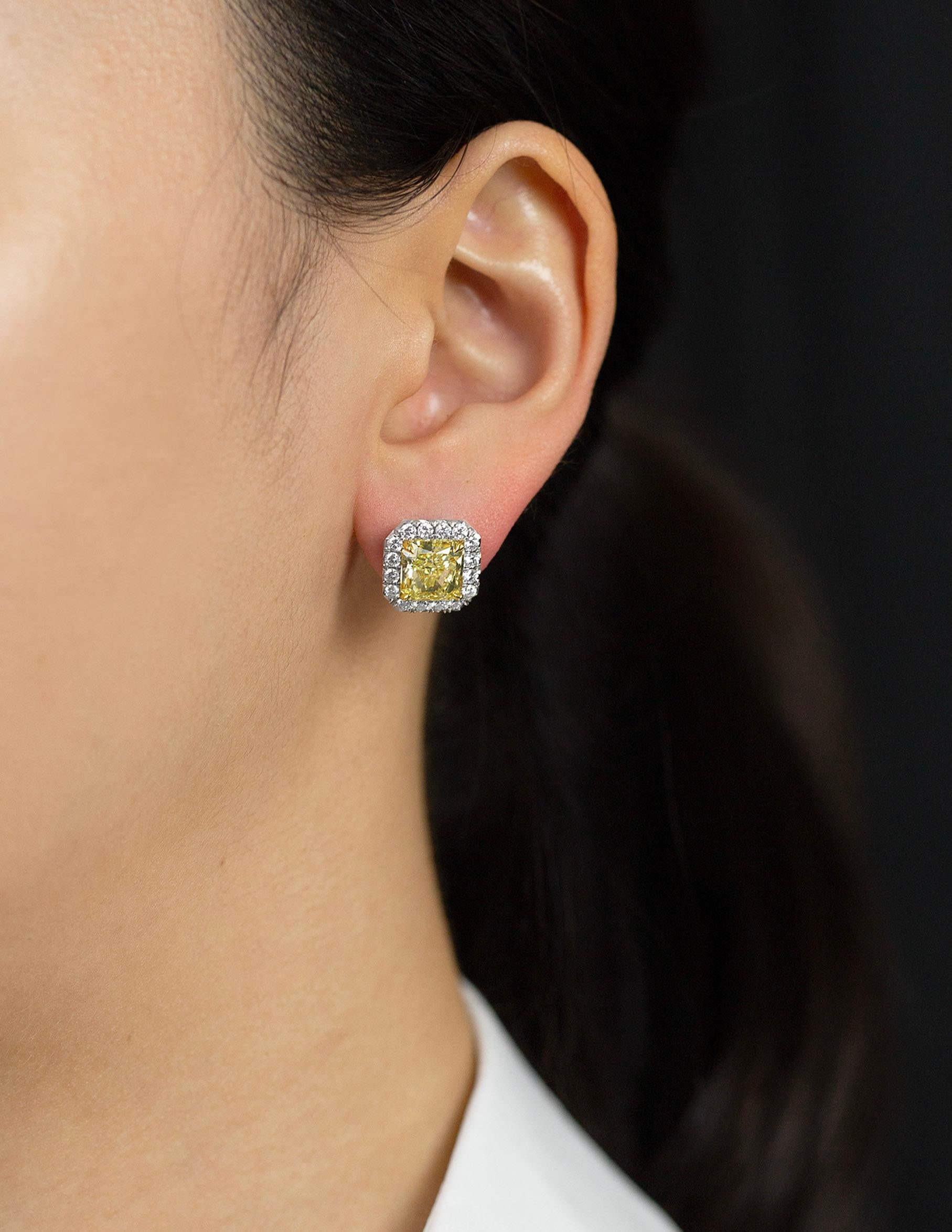Taille radiant Clous d'oreilles en diamants jaunes fantaisie taille radiant de 5.50 carat au total, certifiés par le GIA en vente