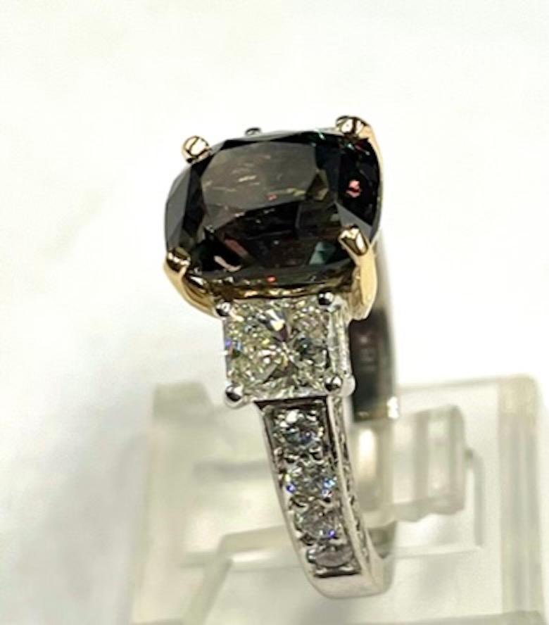 GIA-zertifizierter 5,50 Karat natürlicher Ceylon- Alexandrit-Ring mit Seitendiamanten akzentuiert (Kissenschliff) im Angebot