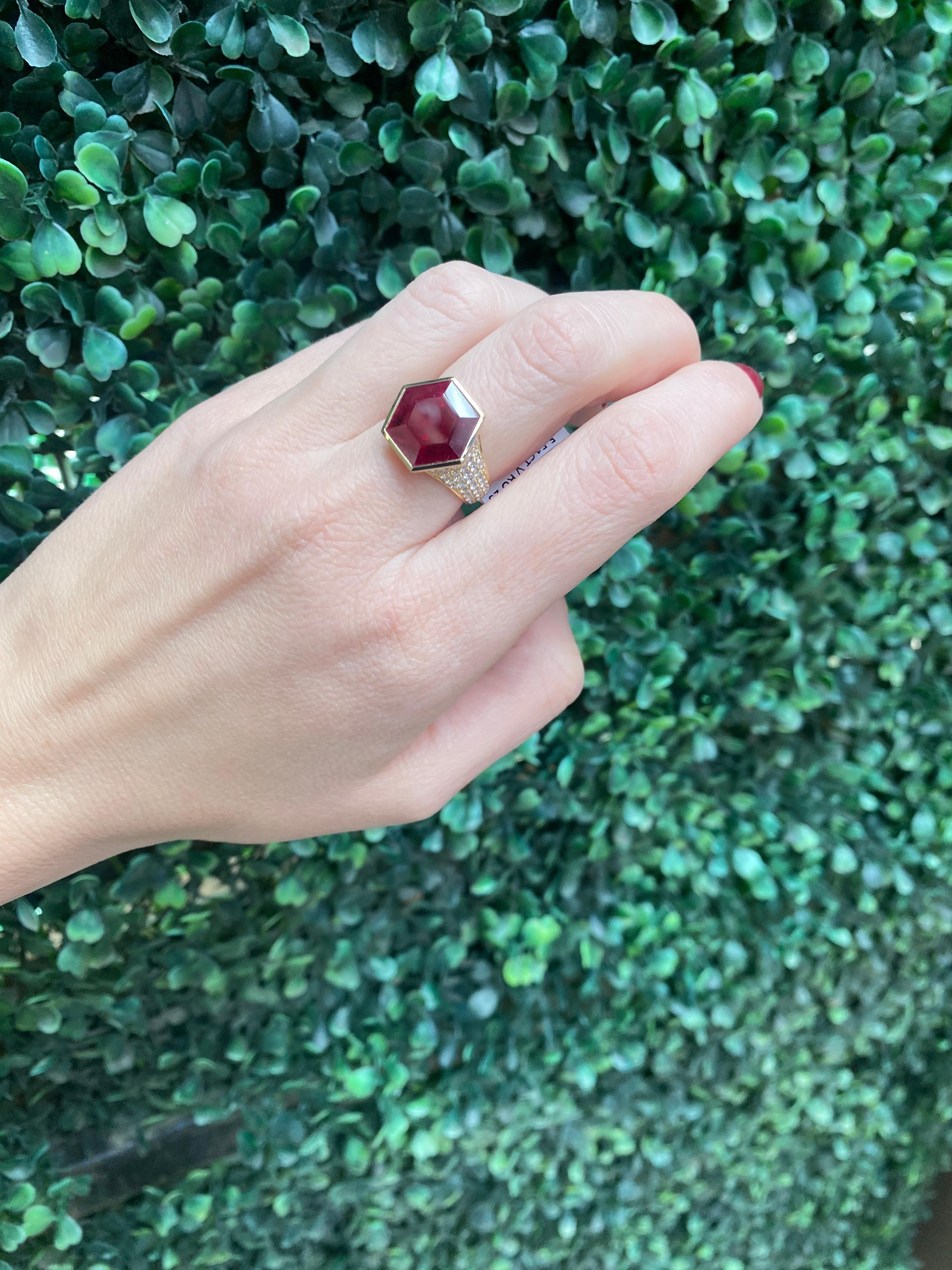 GIA Certified 5.51ct Hexagonal Cut Mozambique Ruby 18k Cocktail Ring For Sale 1
