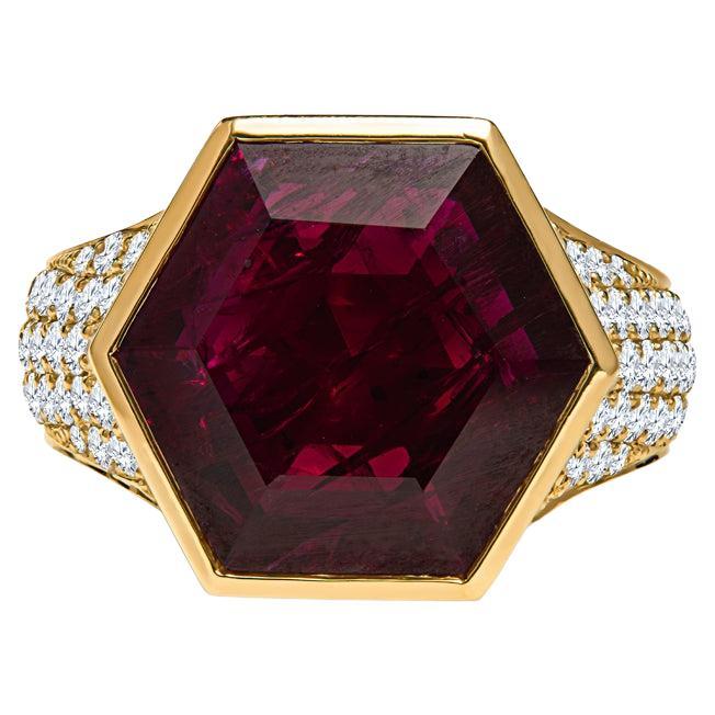 Anillo de cóctel de 18k con rubí de Mozambique de corte hexagonal certificado por GIA de 5,51 ct