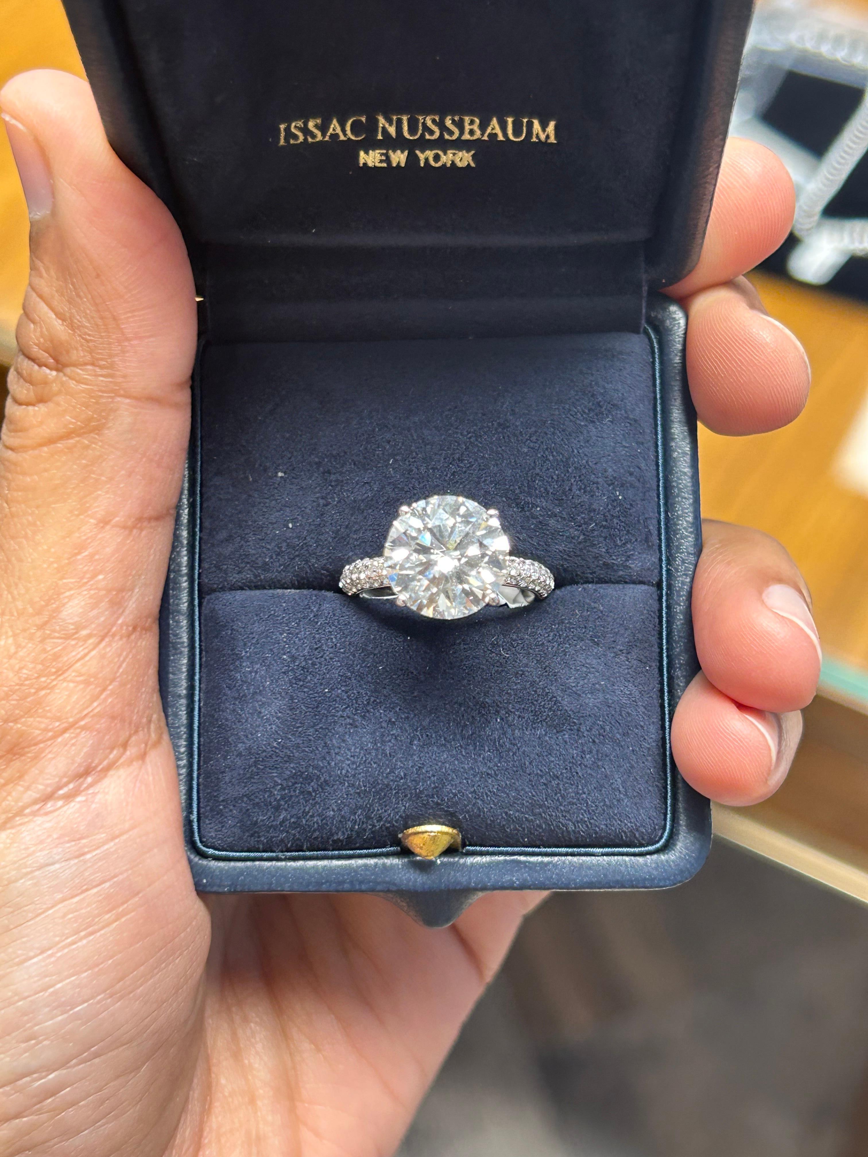 Ti presentiamo lo squisito anello di fidanzamento con diamante tondo Nature certificato GIA da 5,51 carati, un pezzo che incarna grazia e romanticismo. 

Questo splendido anello presenta un classico diamante rotondo al centro, che irradia