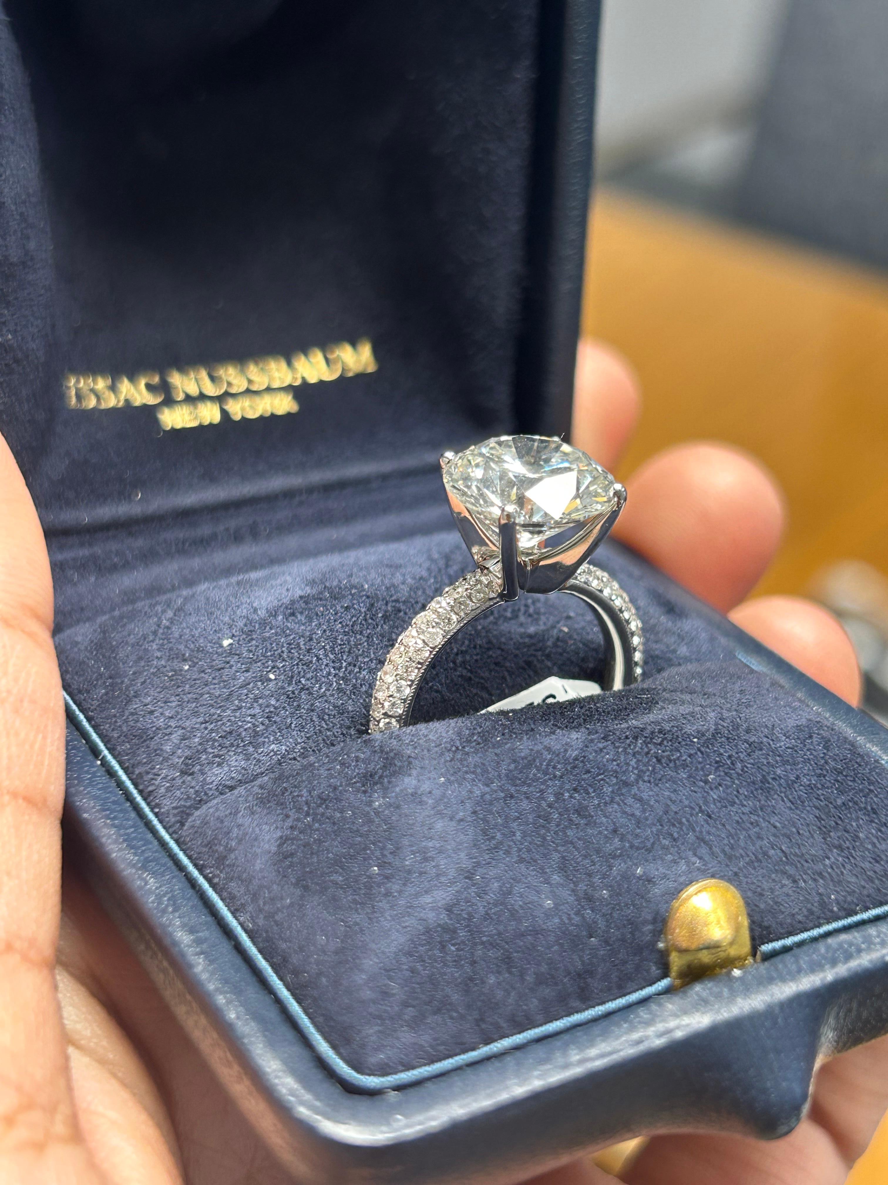 Moderno Anello di fidanzamento con diamante a forma rotonda da 5,51 carati di Issac Nussbaum. in vendita