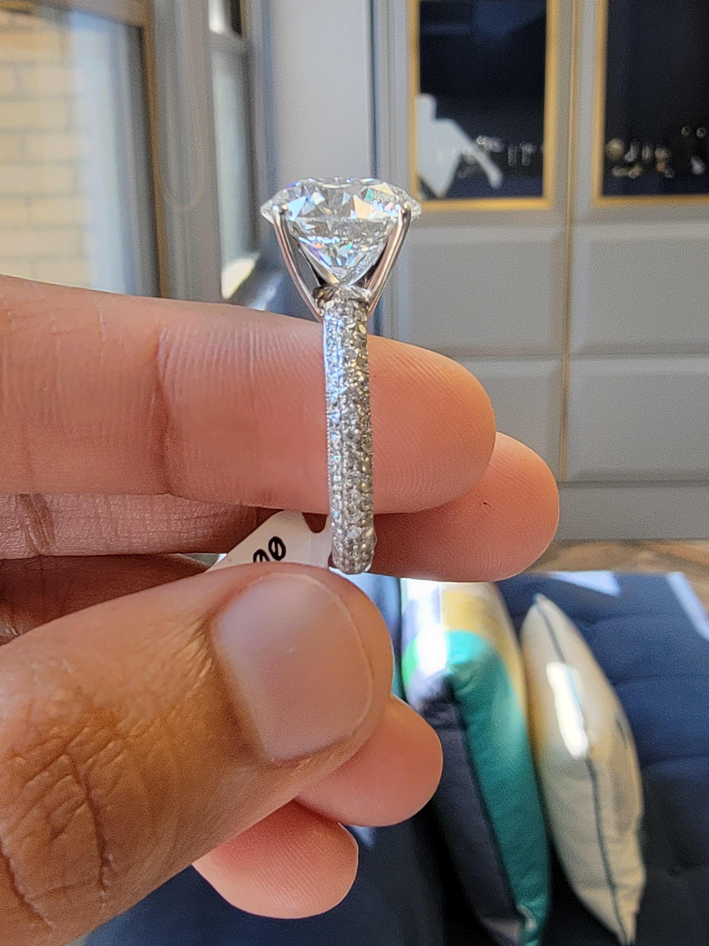 Anello di fidanzamento con diamante a forma rotonda da 5,51 carati di Issac Nussbaum. In condizioni Nuovo in vendita a New York, NY