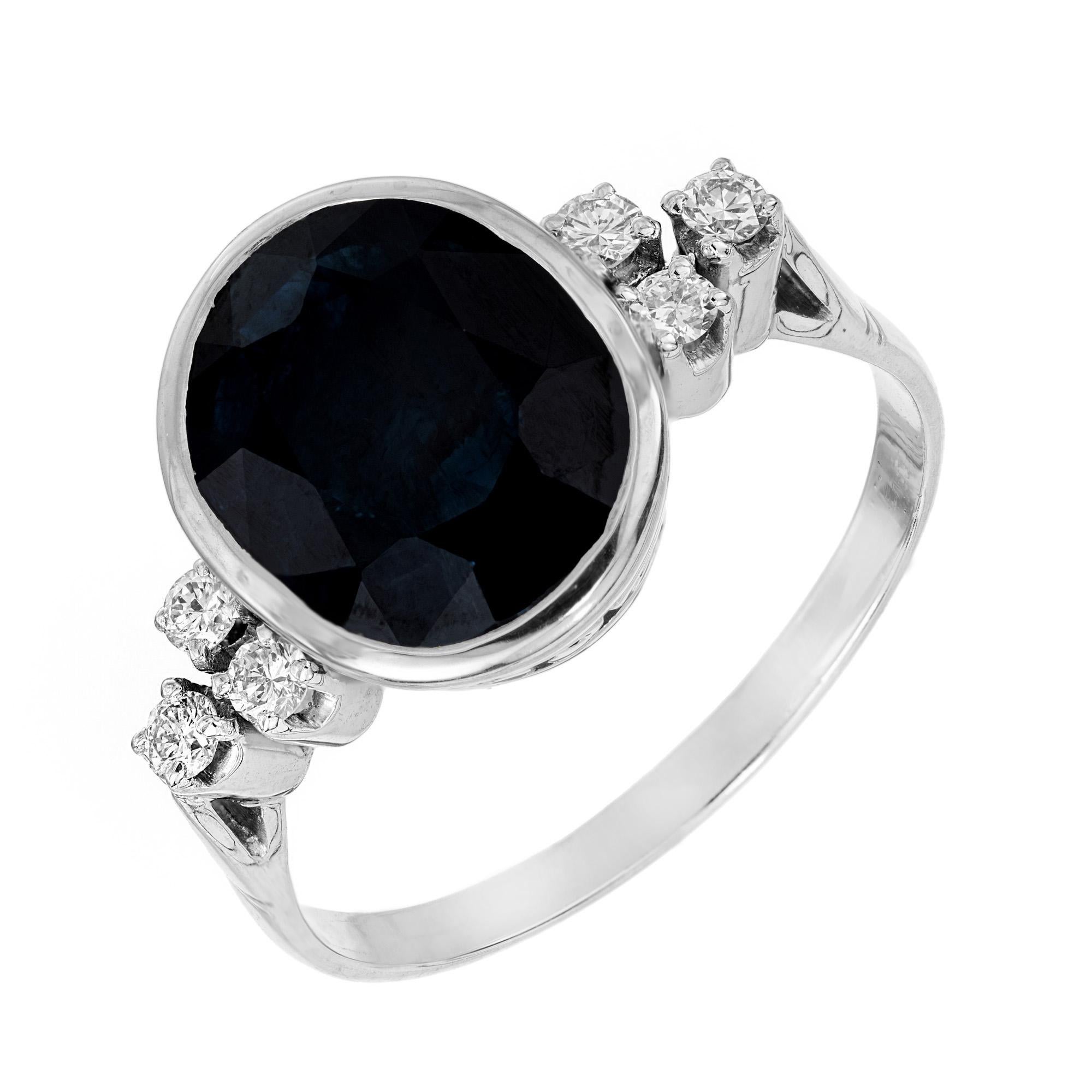 Wunderschöner ovaler 5,51 Karat zertifizierter natürlicher tiefblauer Saphir und Diamant-Verlobungsring. Montiert in der originalen Platinfassung aus den 1950er Jahren mit einer filigranen Krone. Der Saphir wird von 3 runden Diamanten im