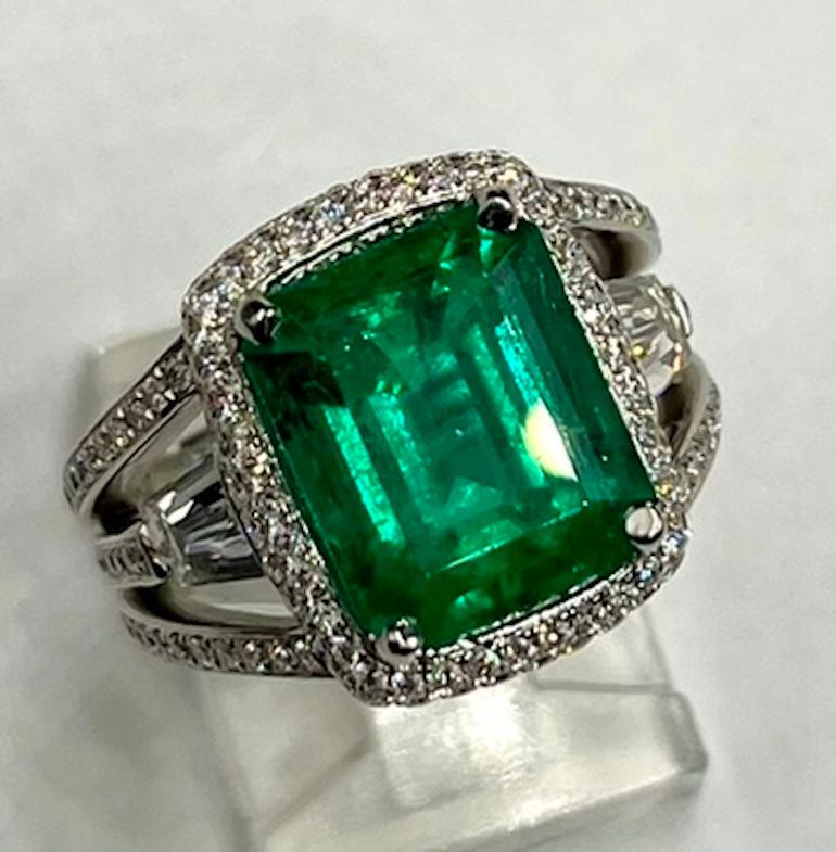 Contemporary GIA Certified 5.51Ct Colombian Emerald Cut Emerald Ring For Sale