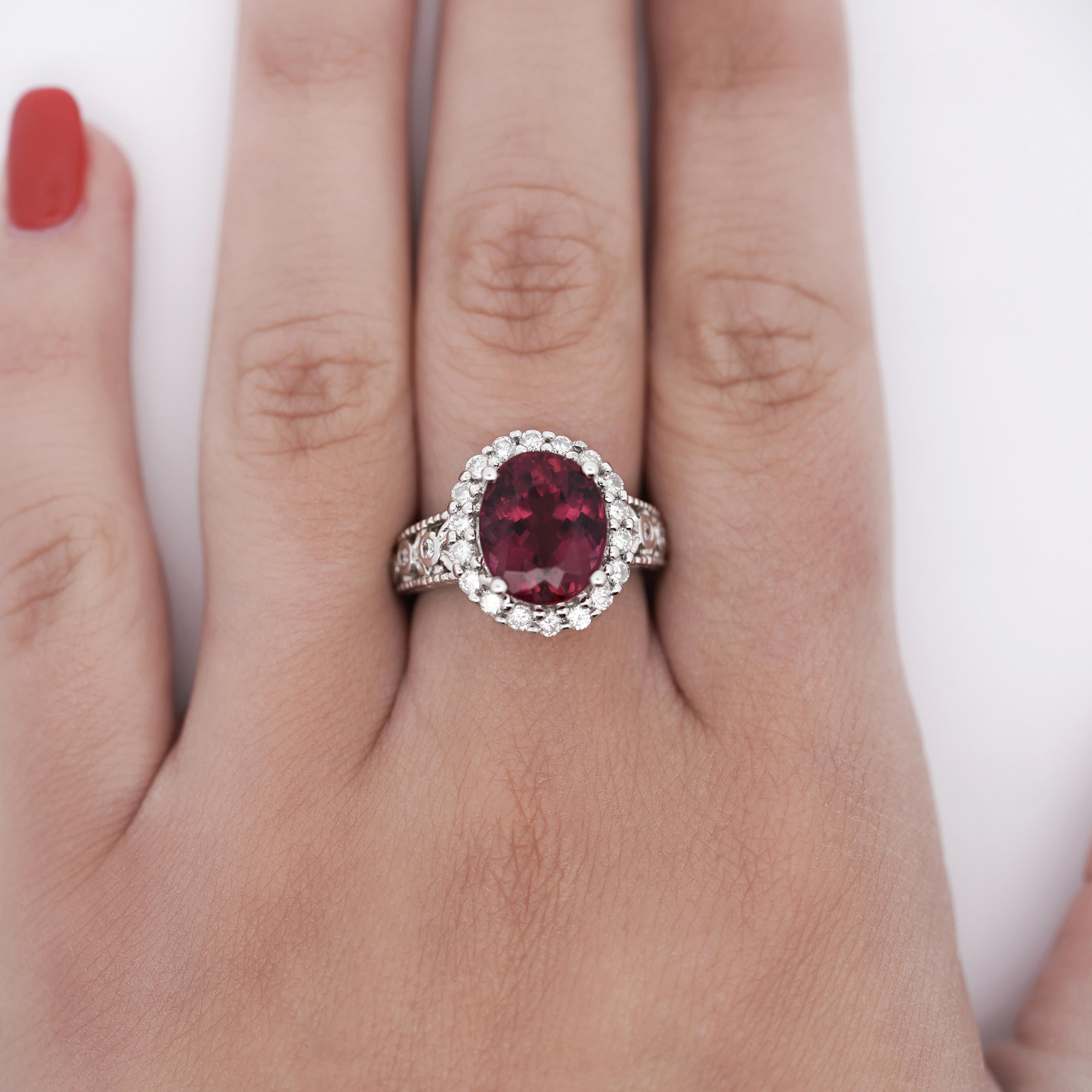 Contemporaneo Anello con rubellite e diamante aureolato in filigrana certificato GIA da 5,52 carati in vendita