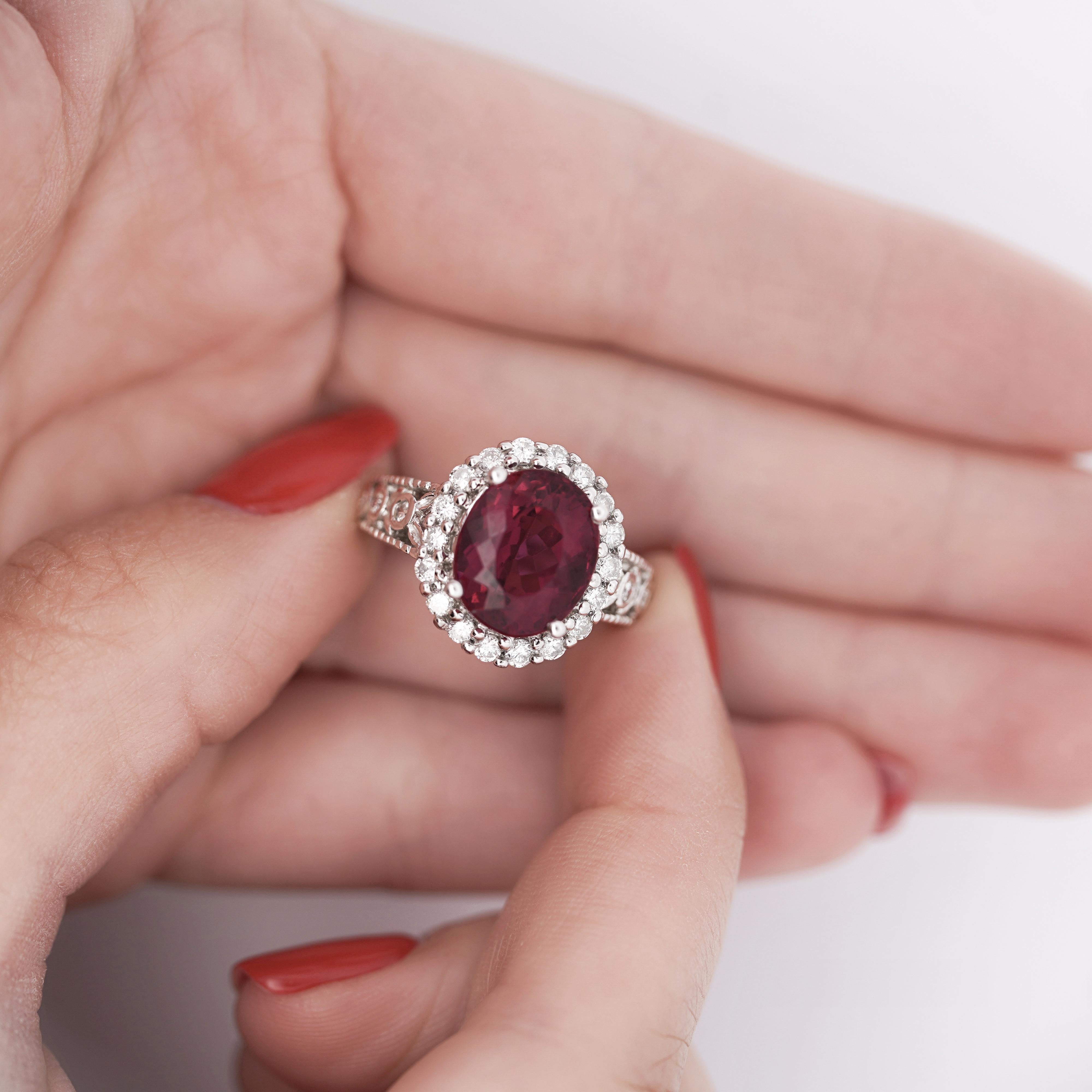 GIA-zertifizierter 5,52 Karat Rubellit und Diamant-Halo in filigranem Fassungsring (Brillantschliff) im Angebot